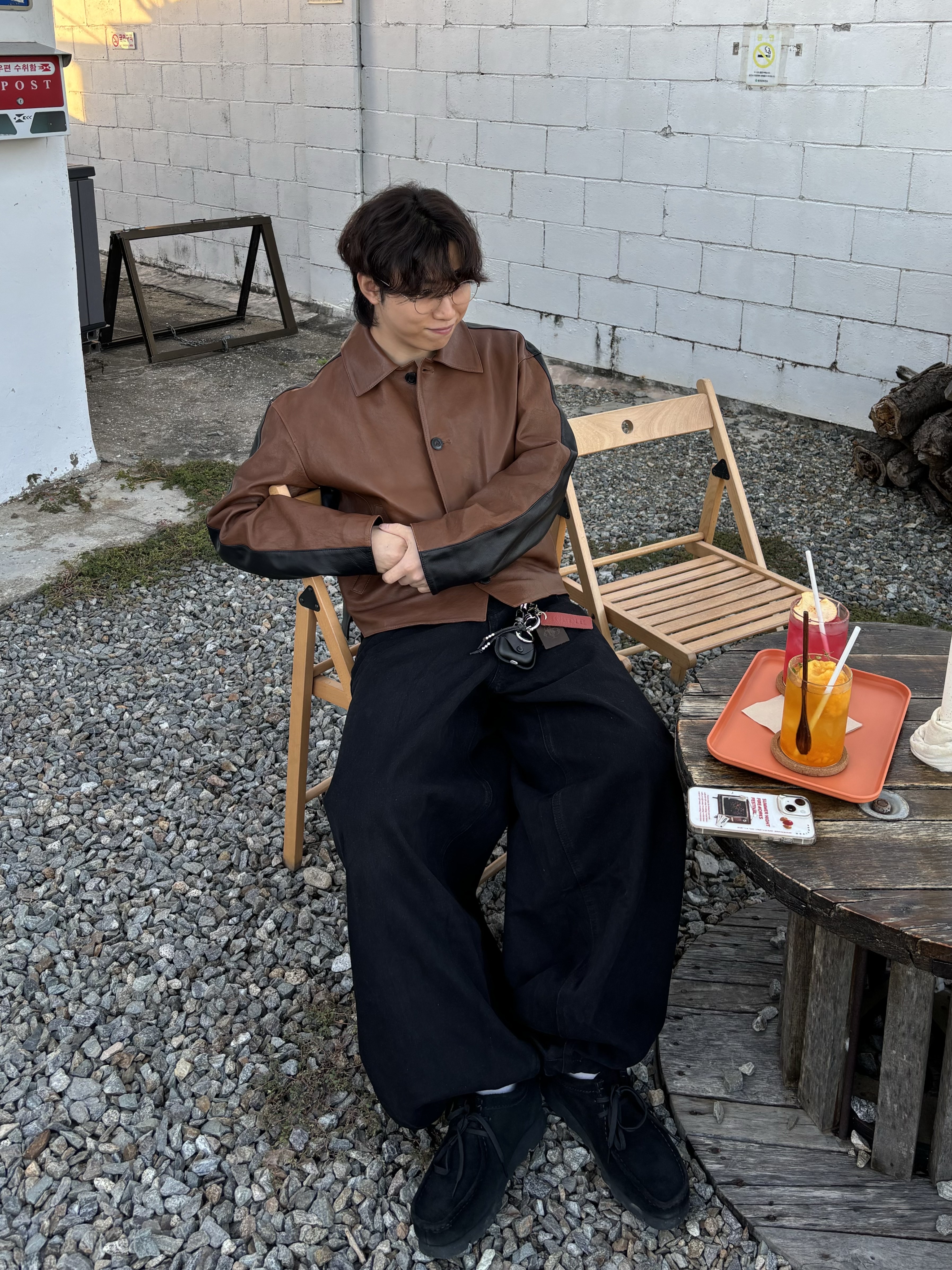 Clarks Wallabee Black Suede, Clarks Wallabee Gore-Tex Black Suede 착용 스타일 - 3