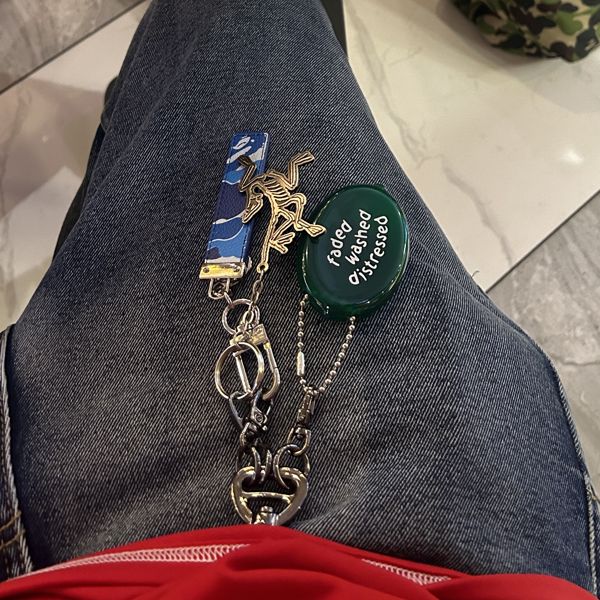 Arc'teryx Keyring Metal, BAPE ABC Camo Keychain Light blue 착용 스타일