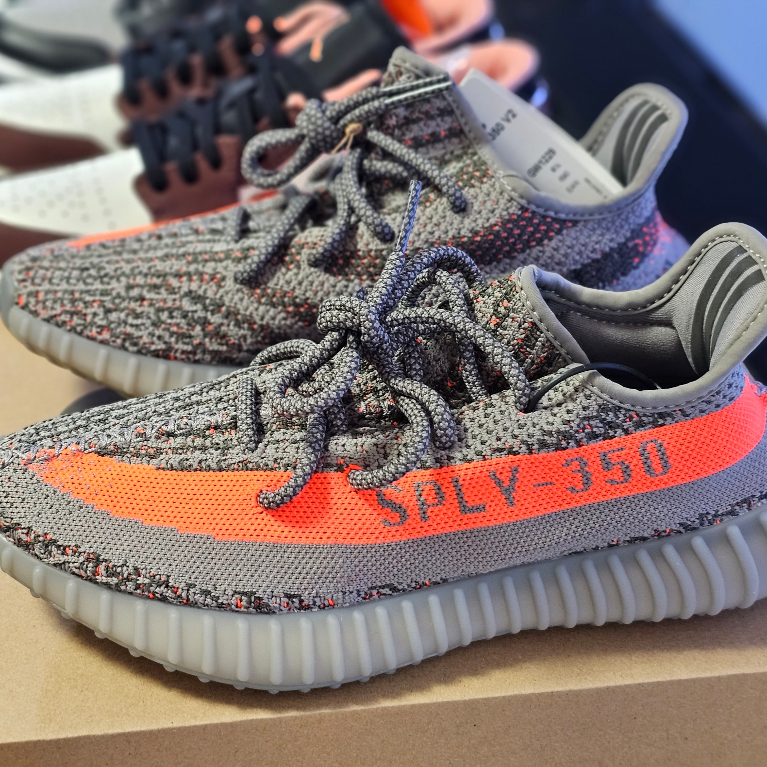 Adidas Yeezy Boost 350 V2 Beluga - Reflective 착용 스타일