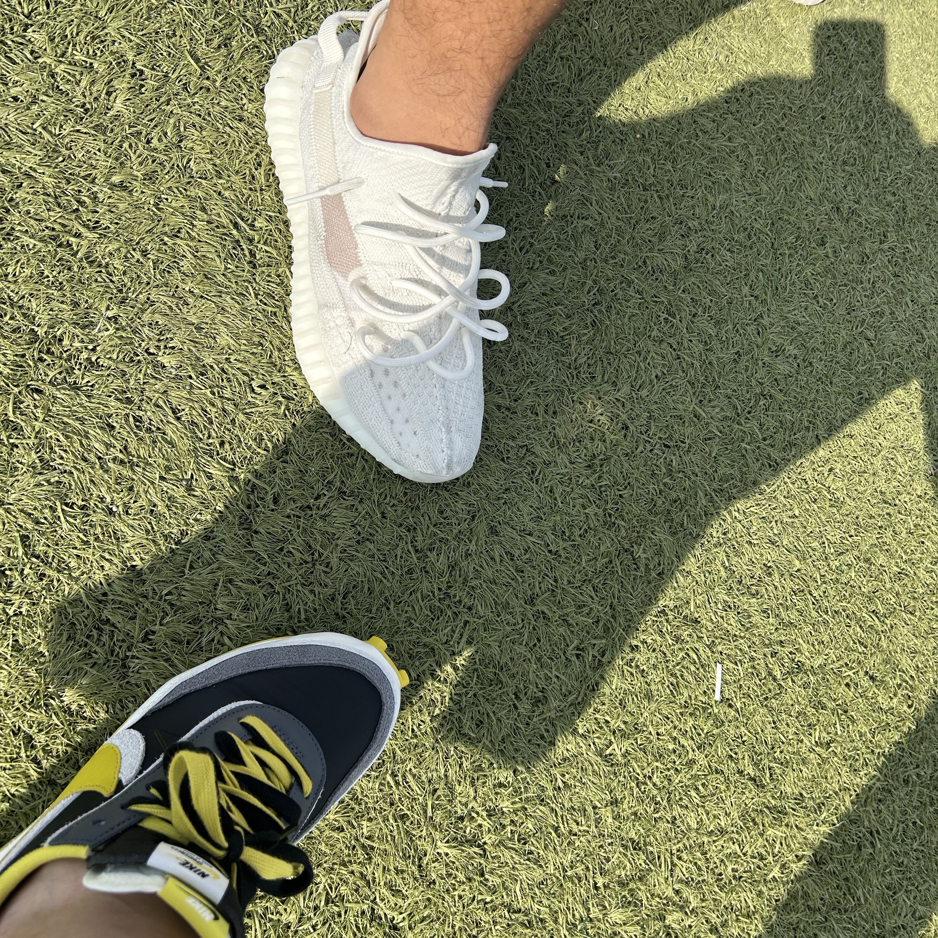 Nike x Sacai x Undercover LDWaffle Black Bright Citron, Adidas Yeezy Boost 350 V2 Bone 착용 스타일