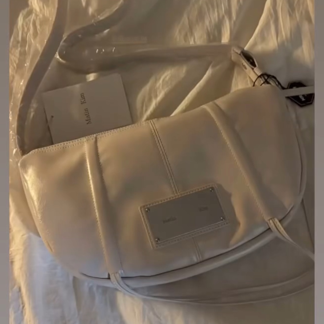 Matin Kim Half Shirring Ribbon Round Bag Ivory 착용 스타일