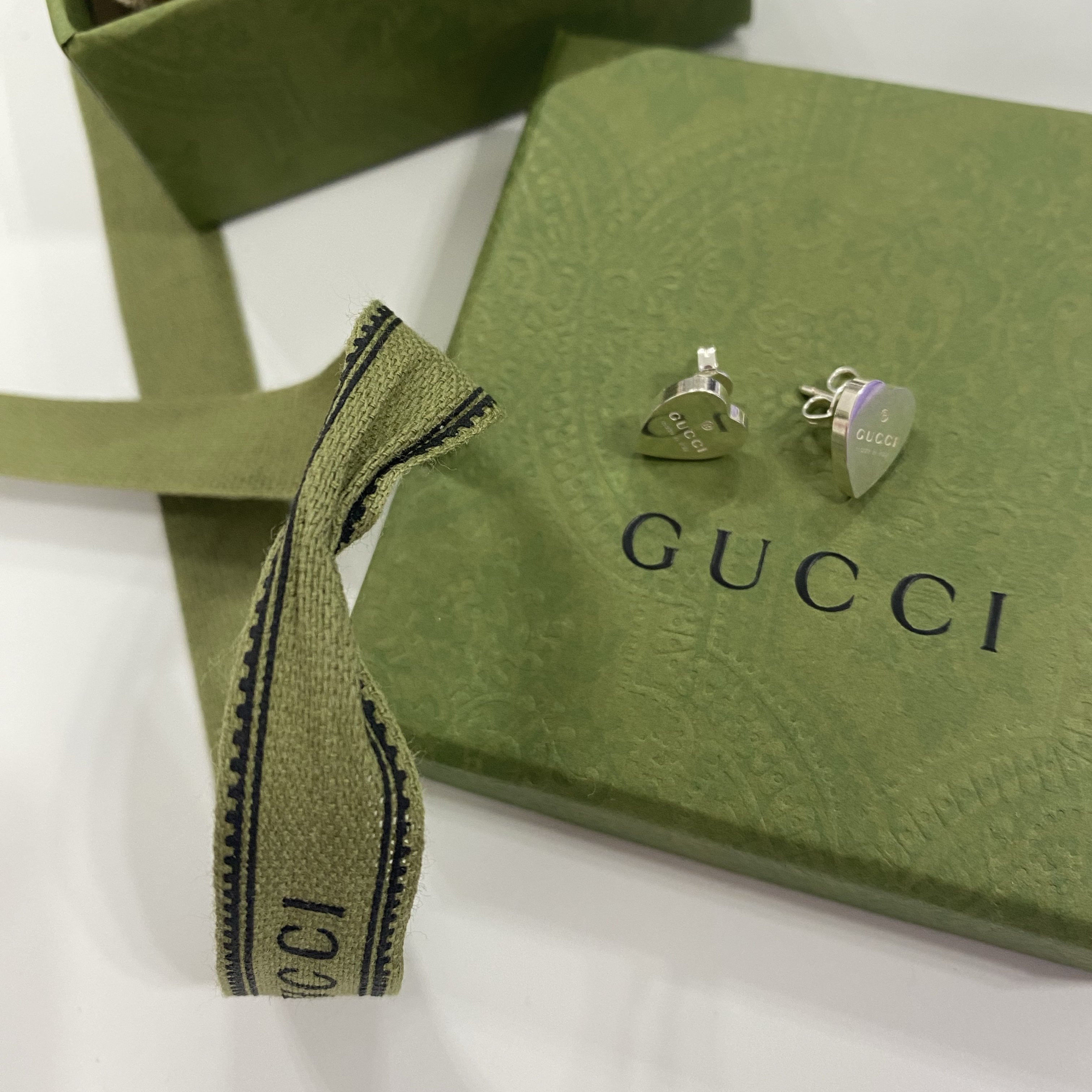 Gucci Trademark Heart Shaped Earrings Silver 착용 스타일