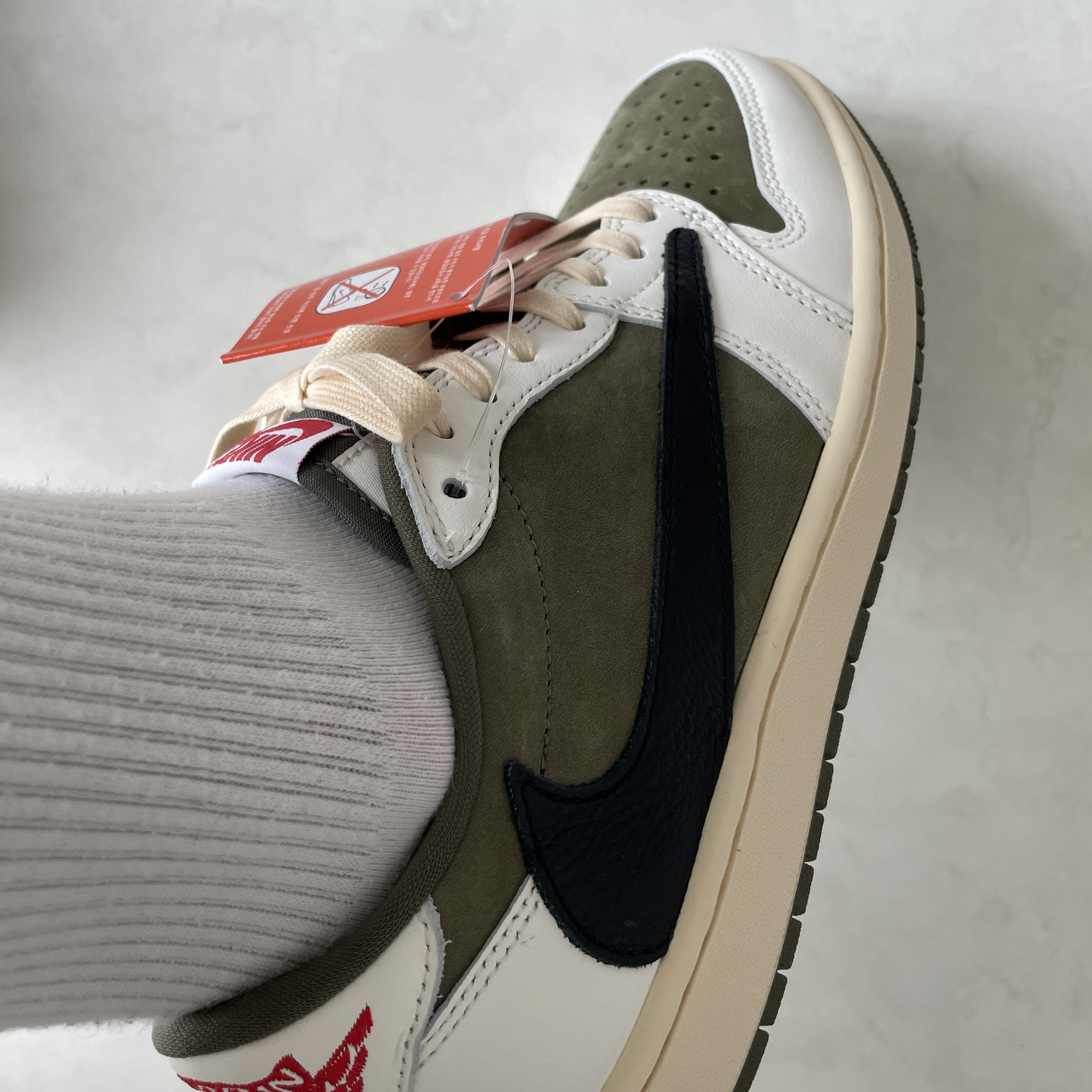 Jordan 1 x Travis Scott Retro Low OG SP Reverse Olive 착용 스타일 - 7