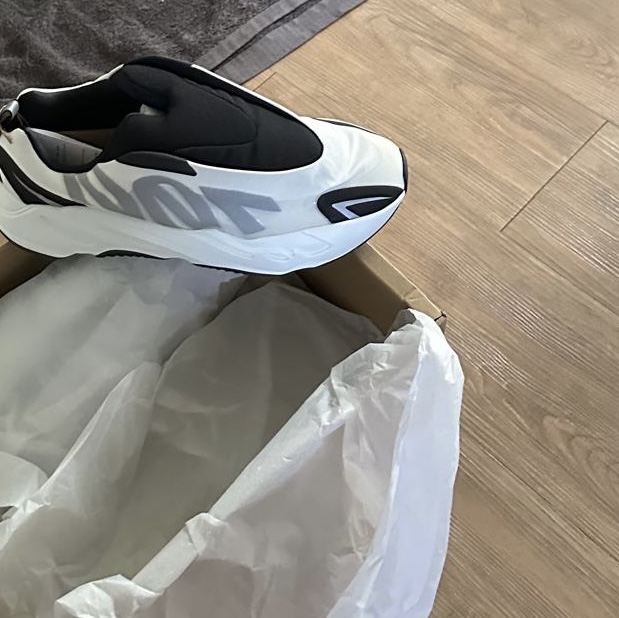Adidas Yeezy Boost 700 MNVN Analog 착용 스타일