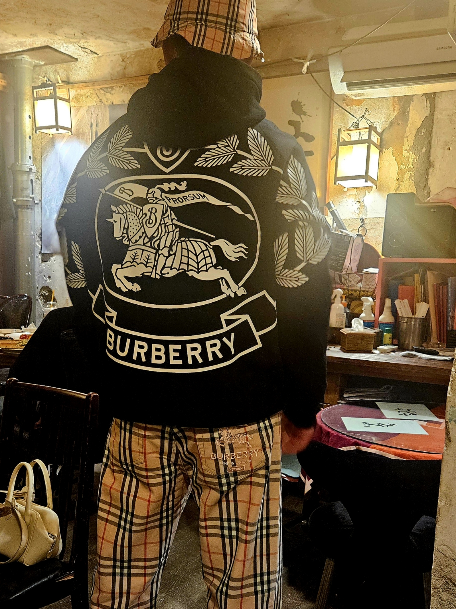 Burberry EKD Cotton Blend Hoodie Black, Supreme x Burberry Crusher Pink - 22SS 착용 스타일 - 1