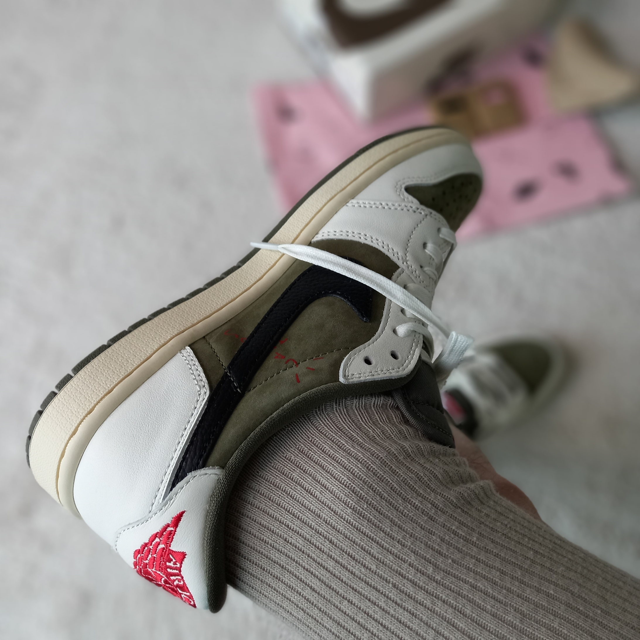 Jordan 1 x Travis Scott Retro Low OG SP Reverse Olive 착용 스타일 - 4
