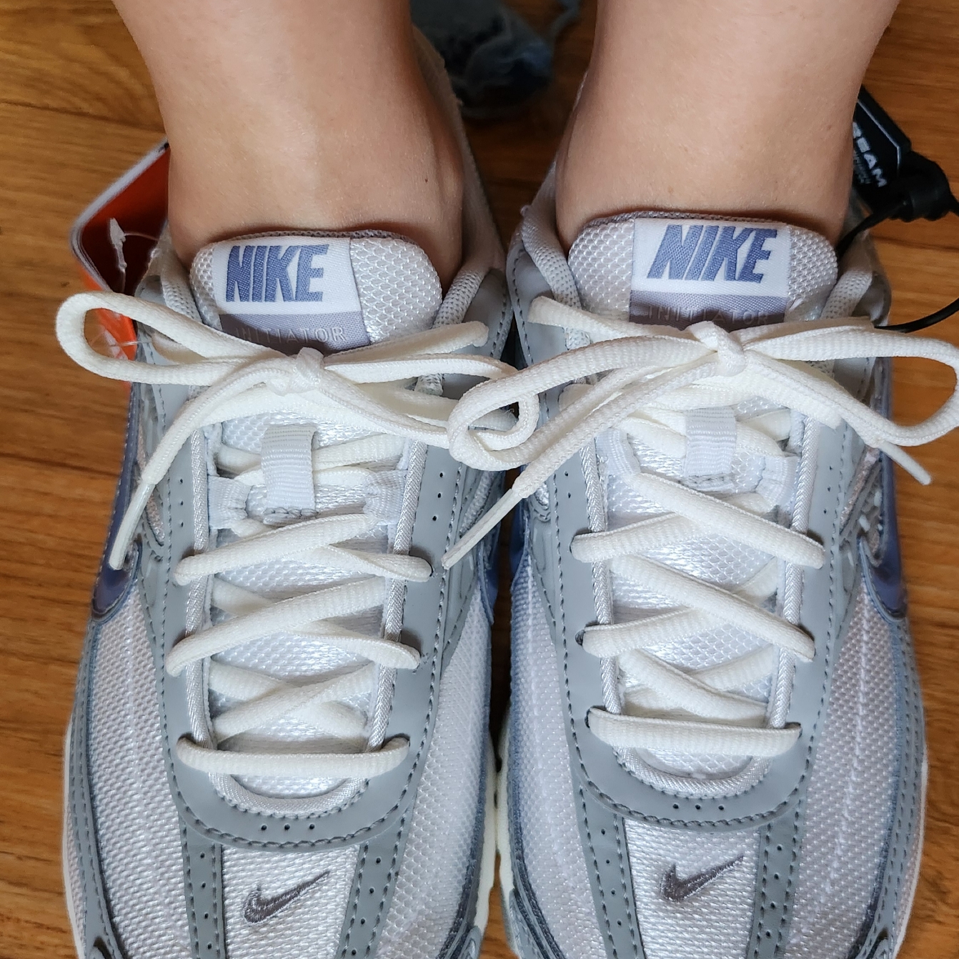 (W) Nike Initiator Summit White Light Smoke Grey 착용 스타일 - 1
