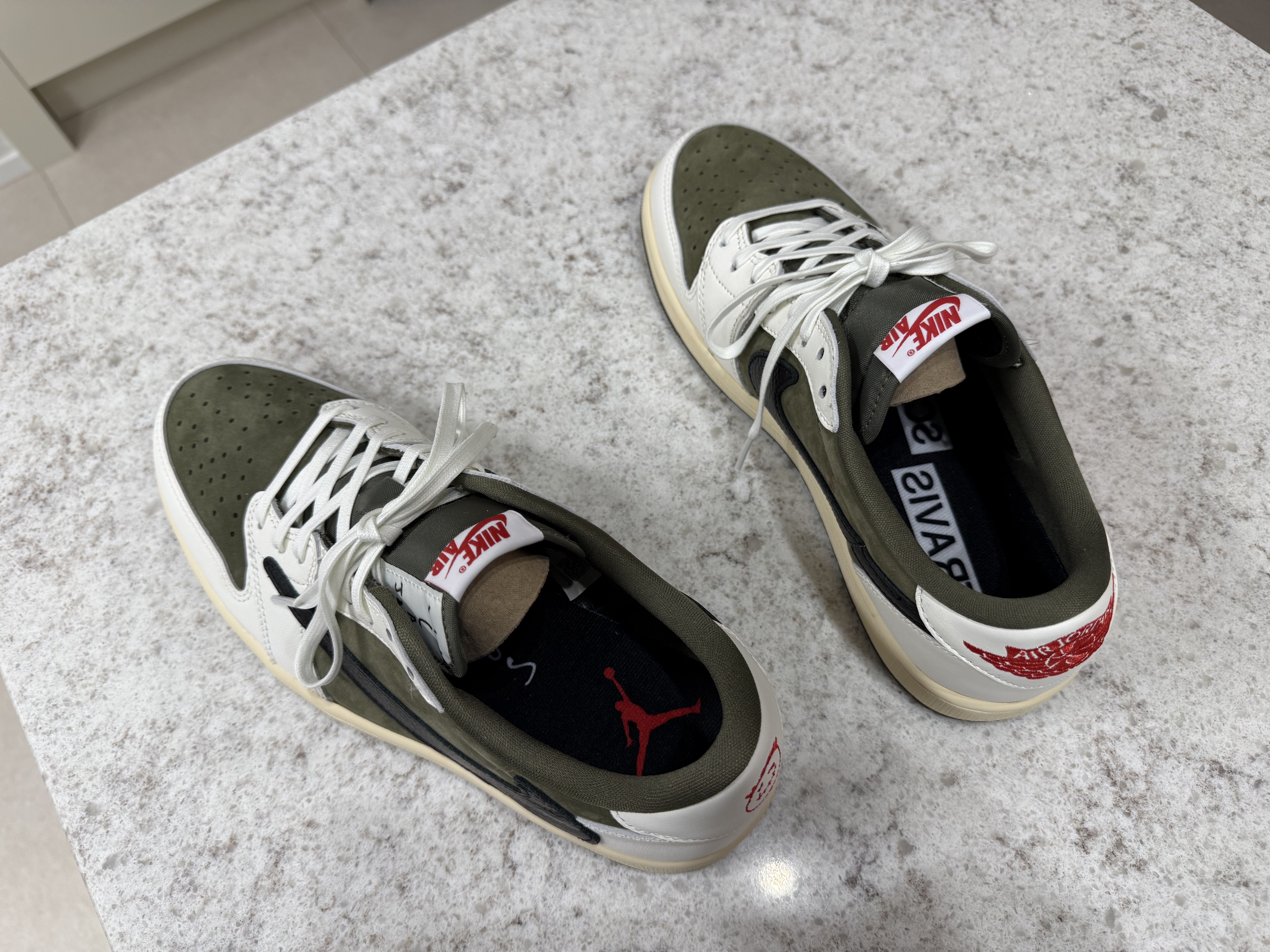 Jordan 1 x Travis Scott Retro Low OG SP Reverse Olive, Jordan x Travis Scott Cushioned Crew Socks Black 착용 스타일 - 6