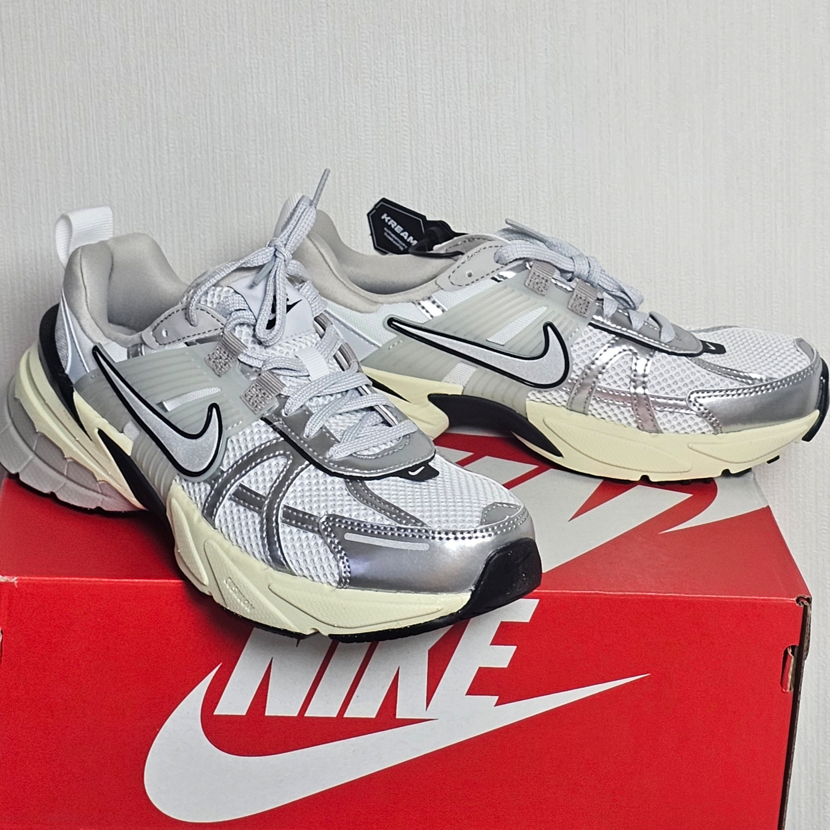 Nike V2K Run Summit White Metallic Silver 착용 스타일