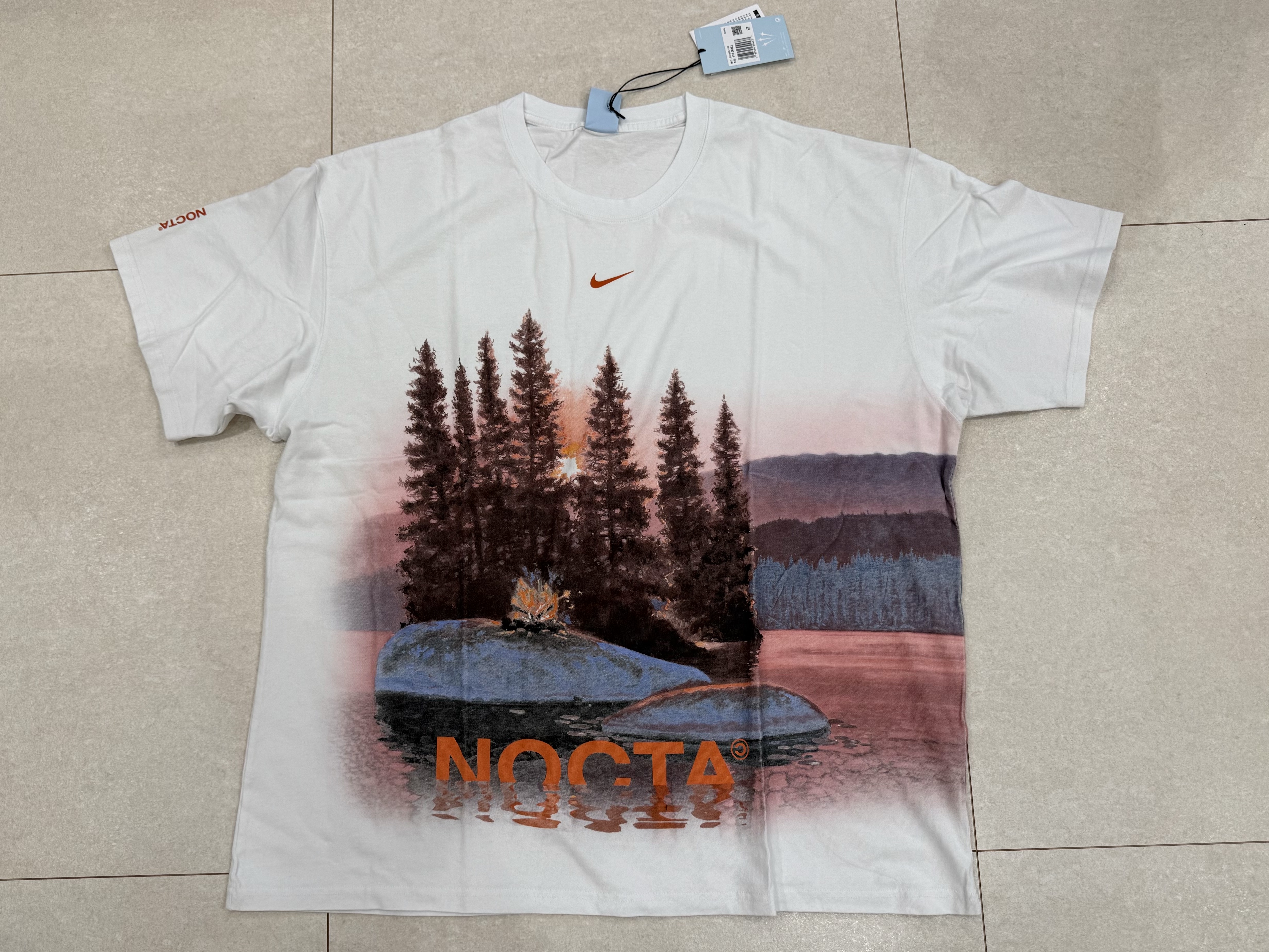 Nike x Drake Nocta Opal Reels Tee White (FV7865-100), Nike x Drake Nocta Opal SSC Deep Cover Hat Off White 착용 스타일 - 1