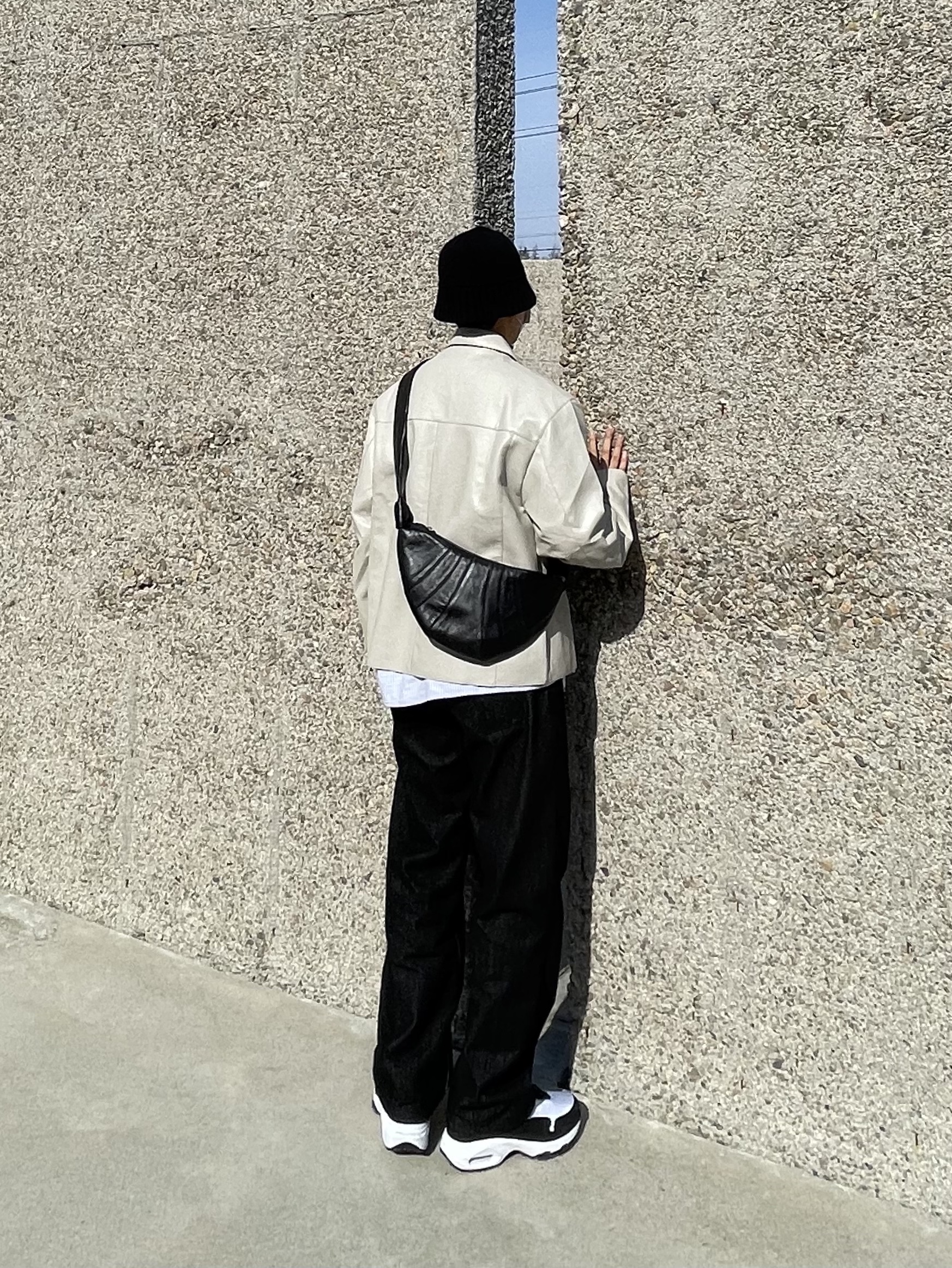 Lemaire Small Croissant Bag Soft Nappa Leather Black, Nike x Comme des Garcons Homme Plus Air Max Sunder SP White Black 착용 스타일 - 1