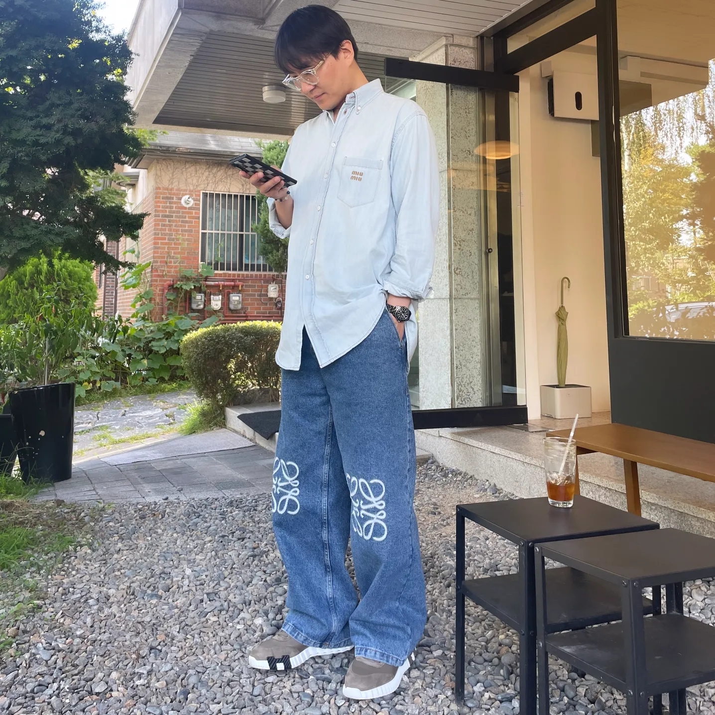 Hermes Bouncing Sneakers Calfskin Suede Goatskin & Etoupe, Loewe Anagram baggy jeans Mid Blue Denim 착용 스타일 - 1