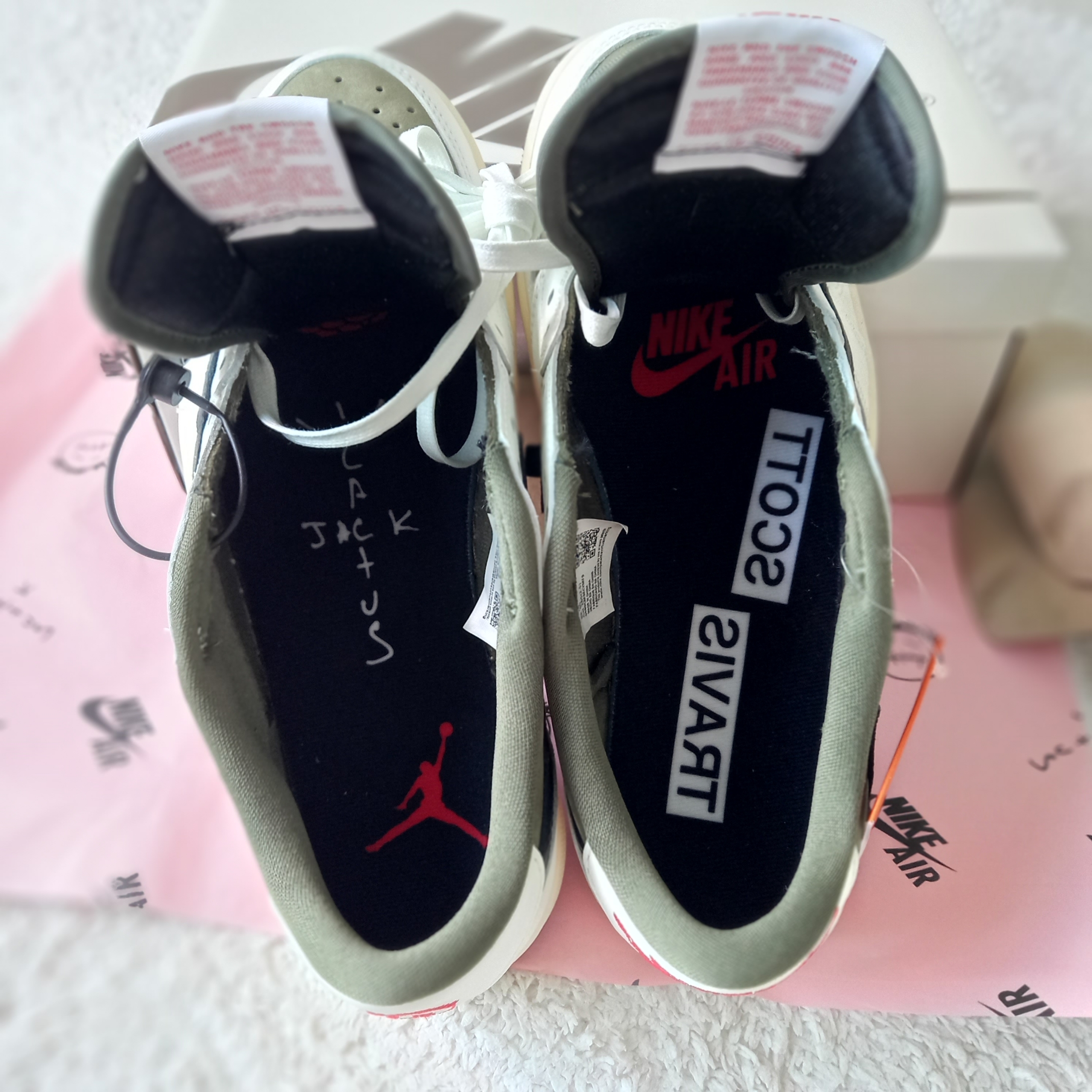 Jordan 1 x Travis Scott Retro Low OG SP Reverse Olive 착용 스타일 - 6