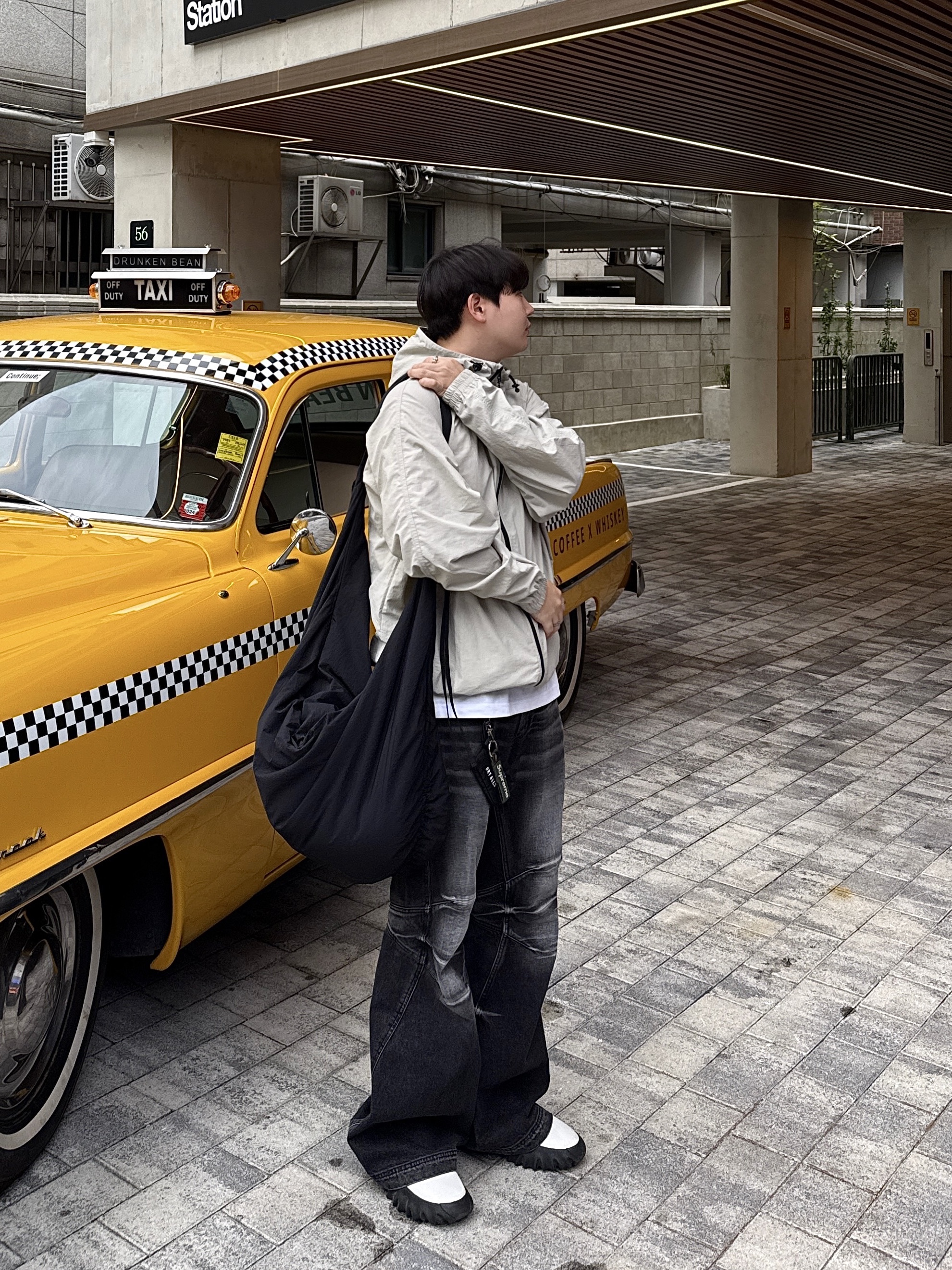 COS Canopy Nylon Oversized Crossbody Bag Black, Oakley Factory Team x Brain Dead x Ssense Chop Saw Mule White 착용 스타일 - 3