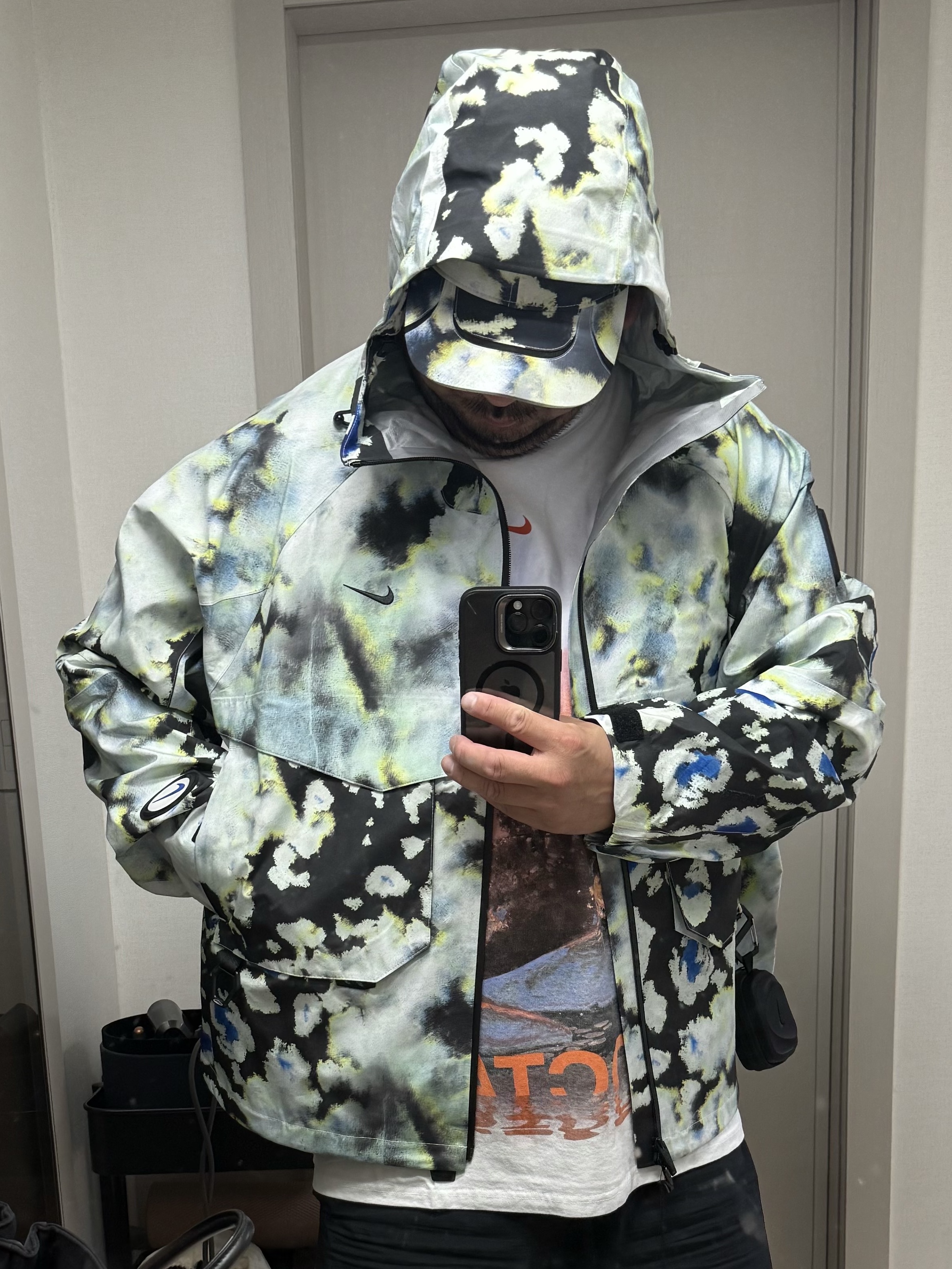 Nike x Drake Nocta Opal Deep Cover Gore-Tex Jacket Off White (FV1931-107), Nike x Drake Nocta Opal Reels Tee White (FV7865-100) 착용 스타일 - 3