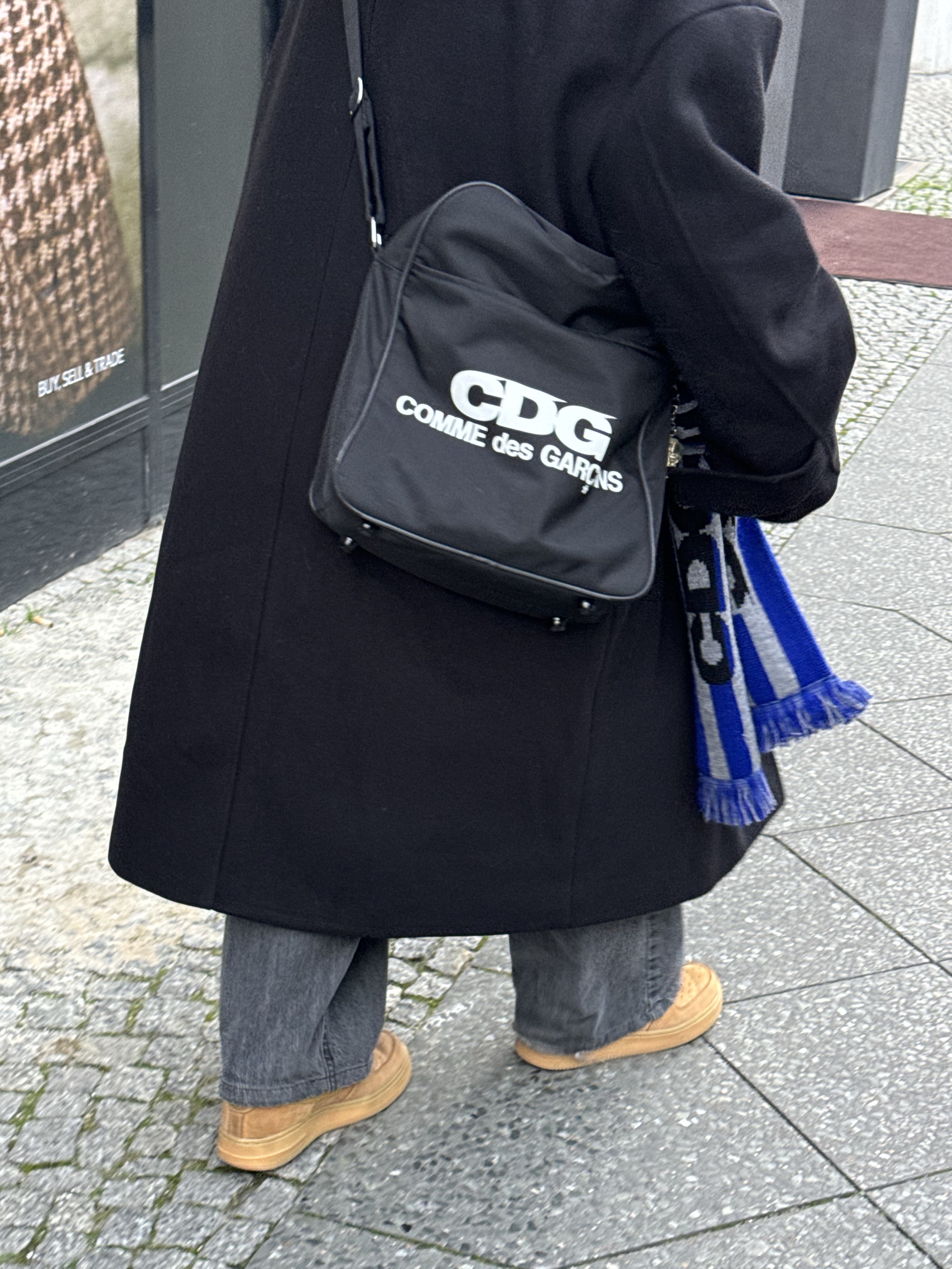 CDG Logo Check Muffler Blue, CDG Shoulder Bag Black 착용 스타일 - 3