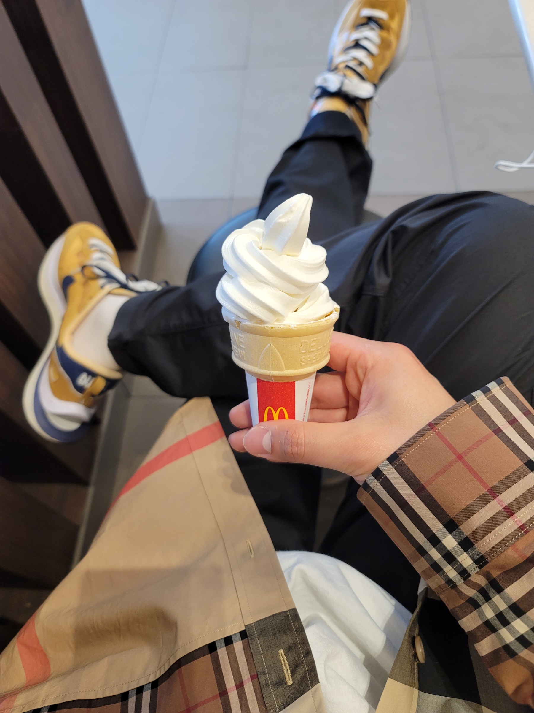 Nike x Sacai VaporWaffle Sesame and Blue Void, Burberry Check Cotton Shirt Archive Beige 착용 스타일
