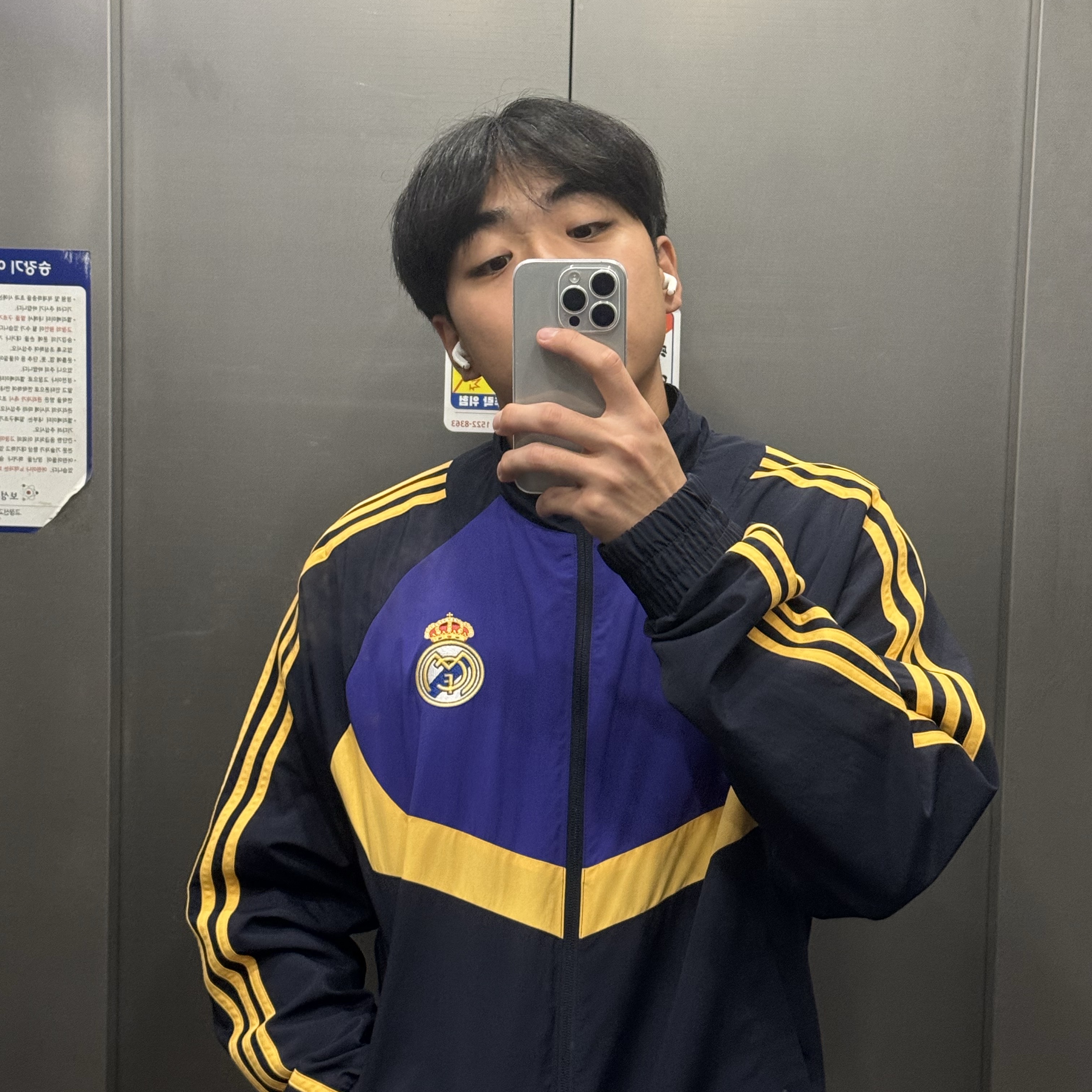 Adidas Real Madrid Woven Track Jacket Legend Ink - US Sizing, Apple AirPods Pro 2nd Gen (Korean Ver.) 착용 스타일