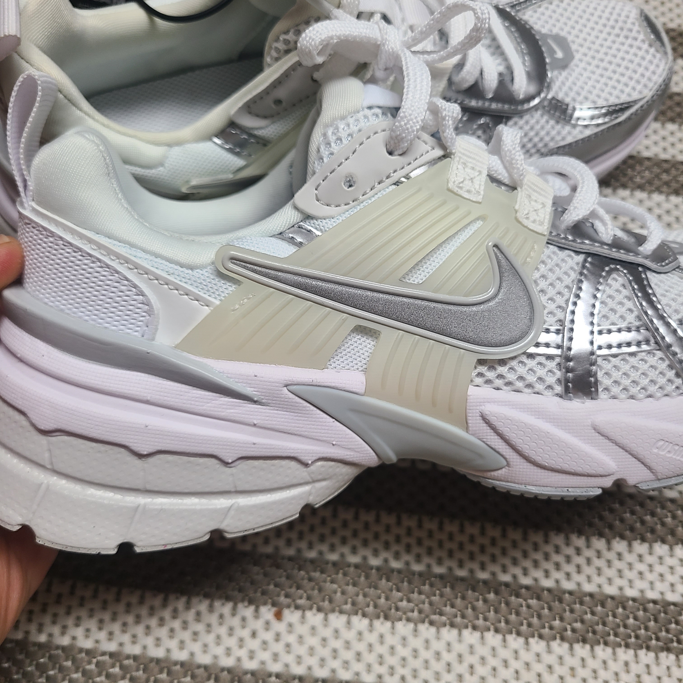 Nike V2K Run Metallic Silver White 착용 스타일