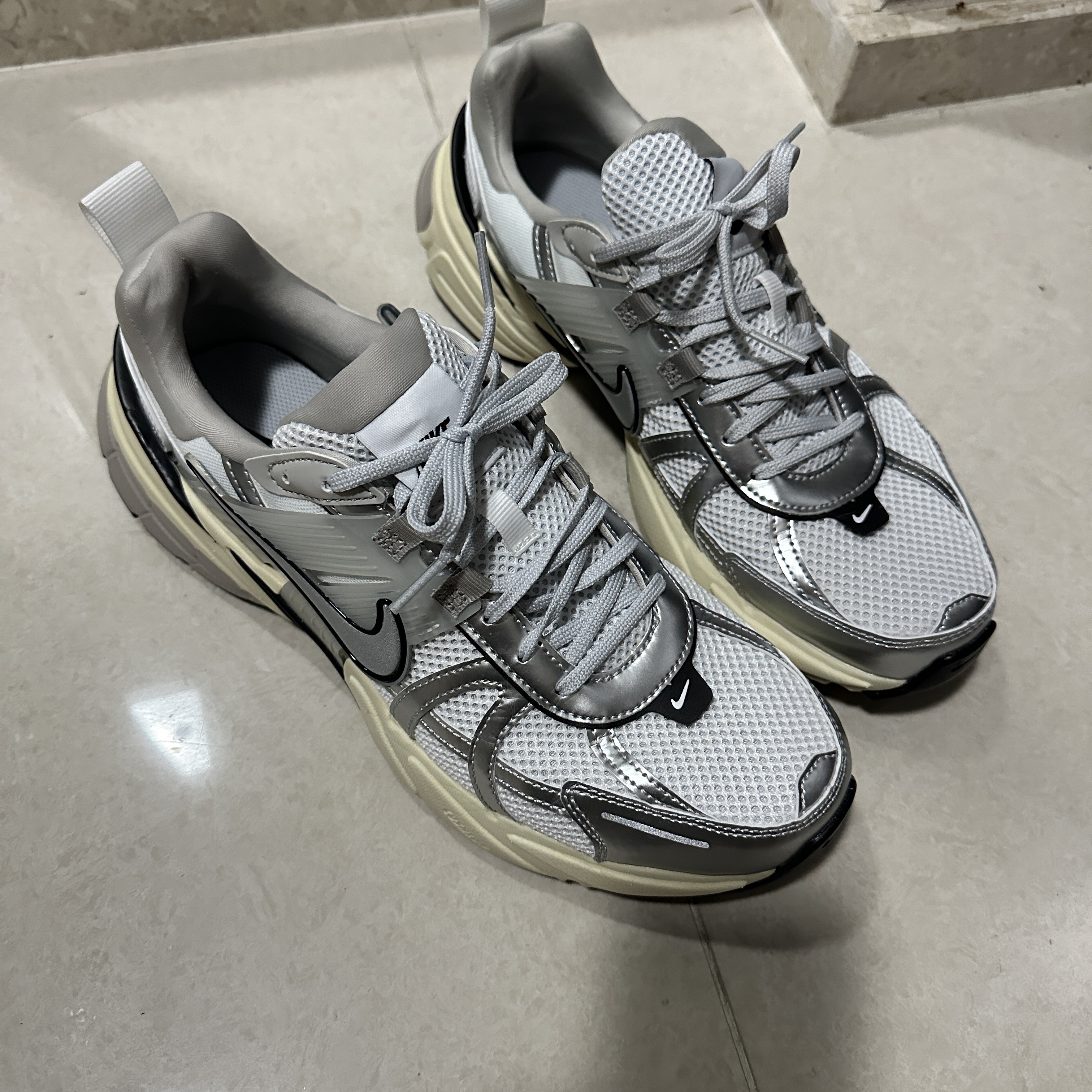 Nike V2K Run Summit White Metallic Silver 착용 스타일