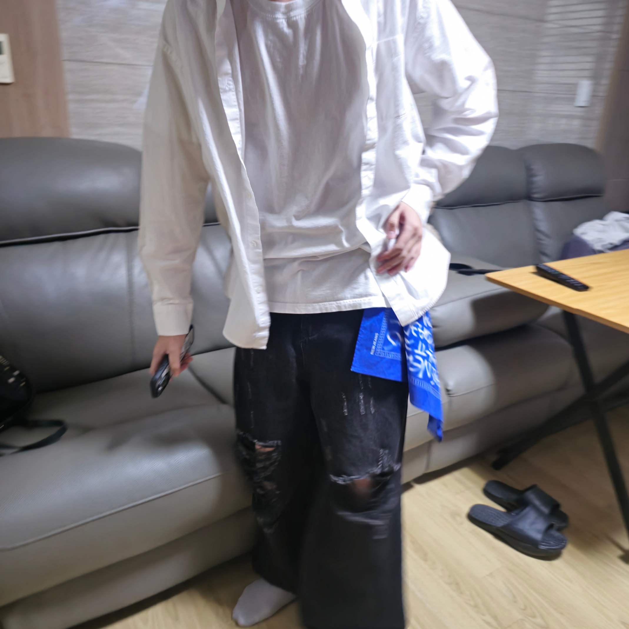 NewJeans x Hiroshi Fujiwara Coller Bandana Blue 착용 스타일 - 1