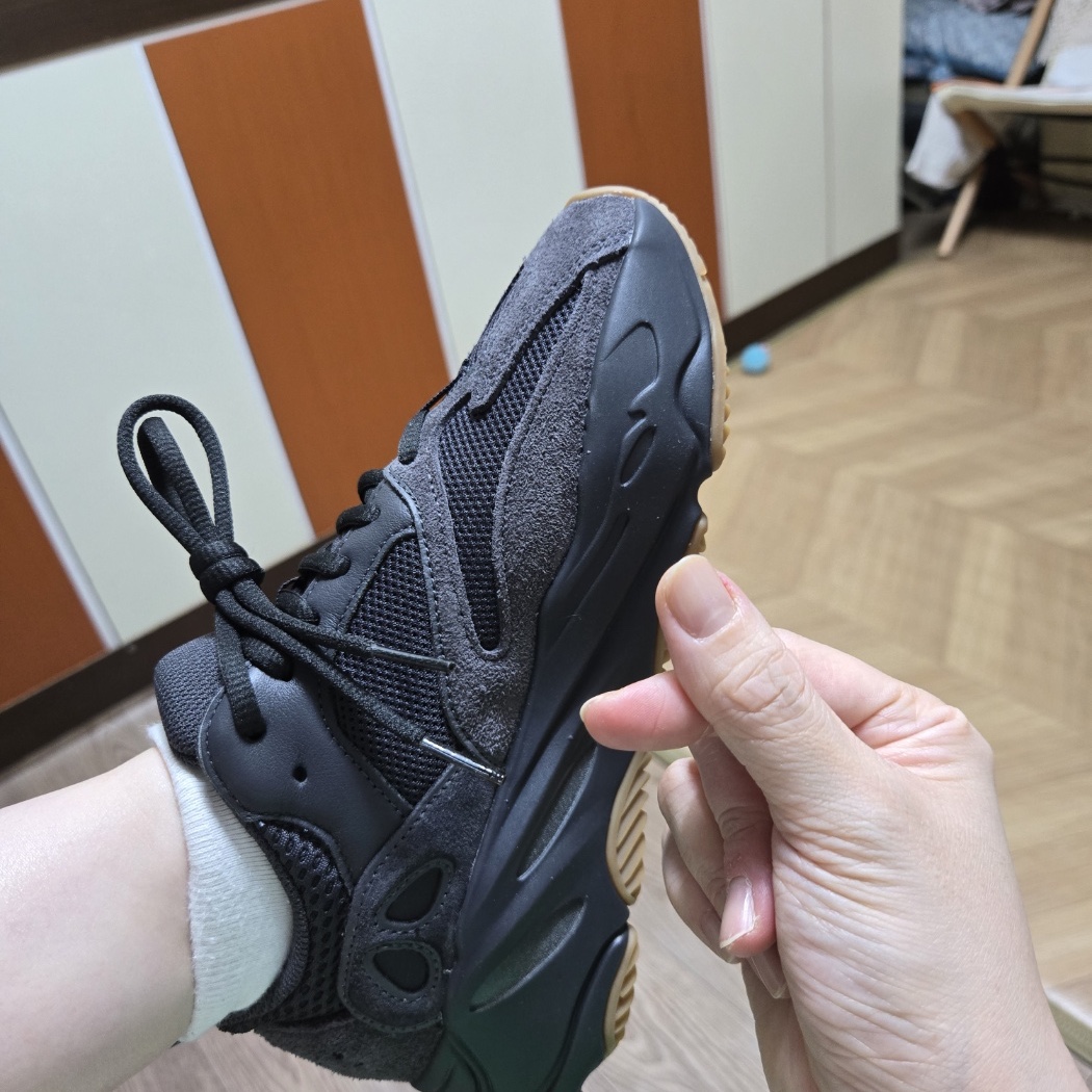 Adidas Yeezy Boost 700 Utility Black 2023 착용 스타일 - 2