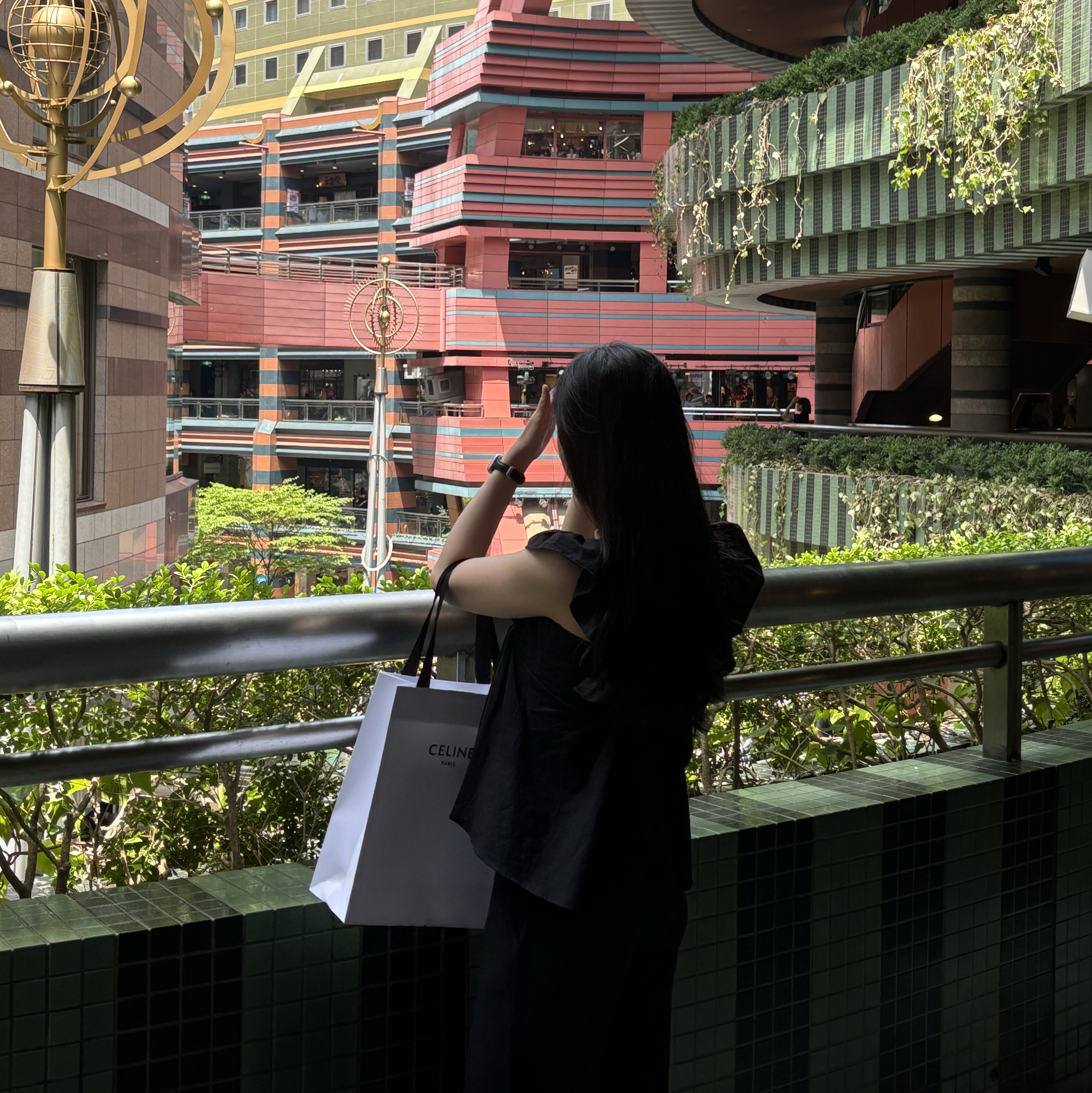 Celine Medium Tilly Bag in Triomphe Canvas Calfskin Tan 착용 스타일