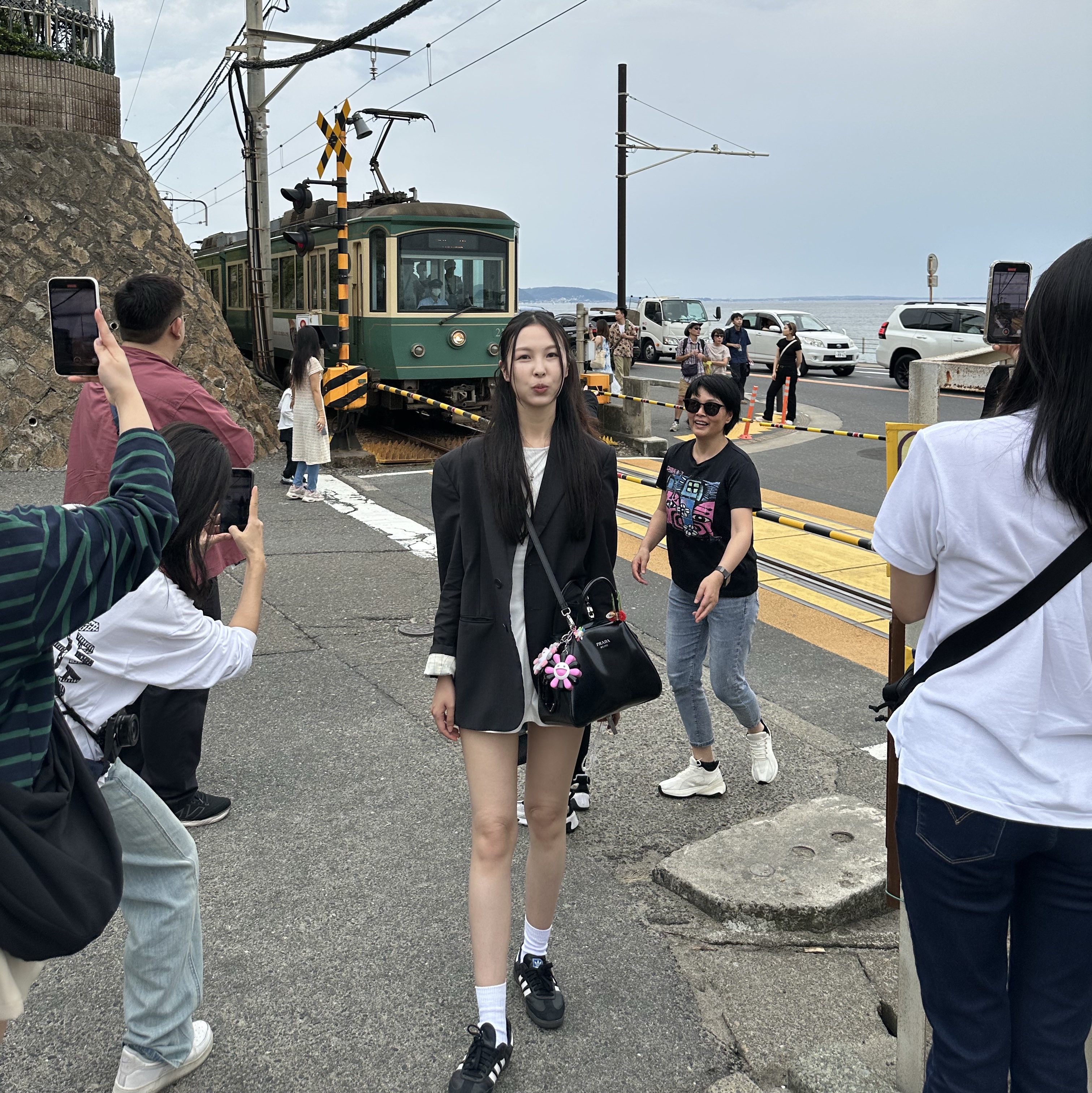 Chrome Hearts Silichrome CH Cross Pendant Black 2022/2023/2025, Kaikai Kiki x Blackpink Flower Go Walk Pink Black 착용 스타일 - 1