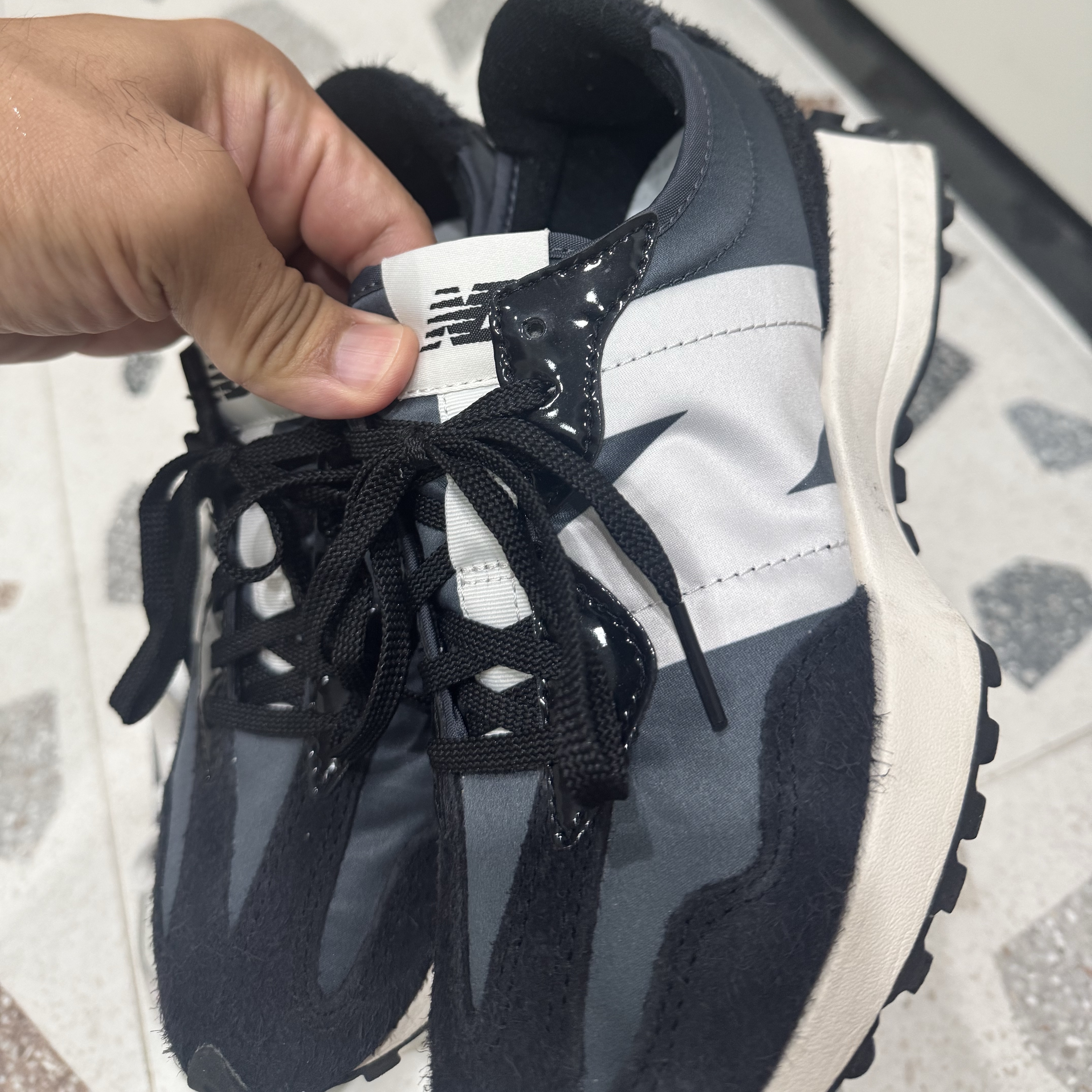 (W) New Balance 327 Black Grey 착용 스타일 - 2