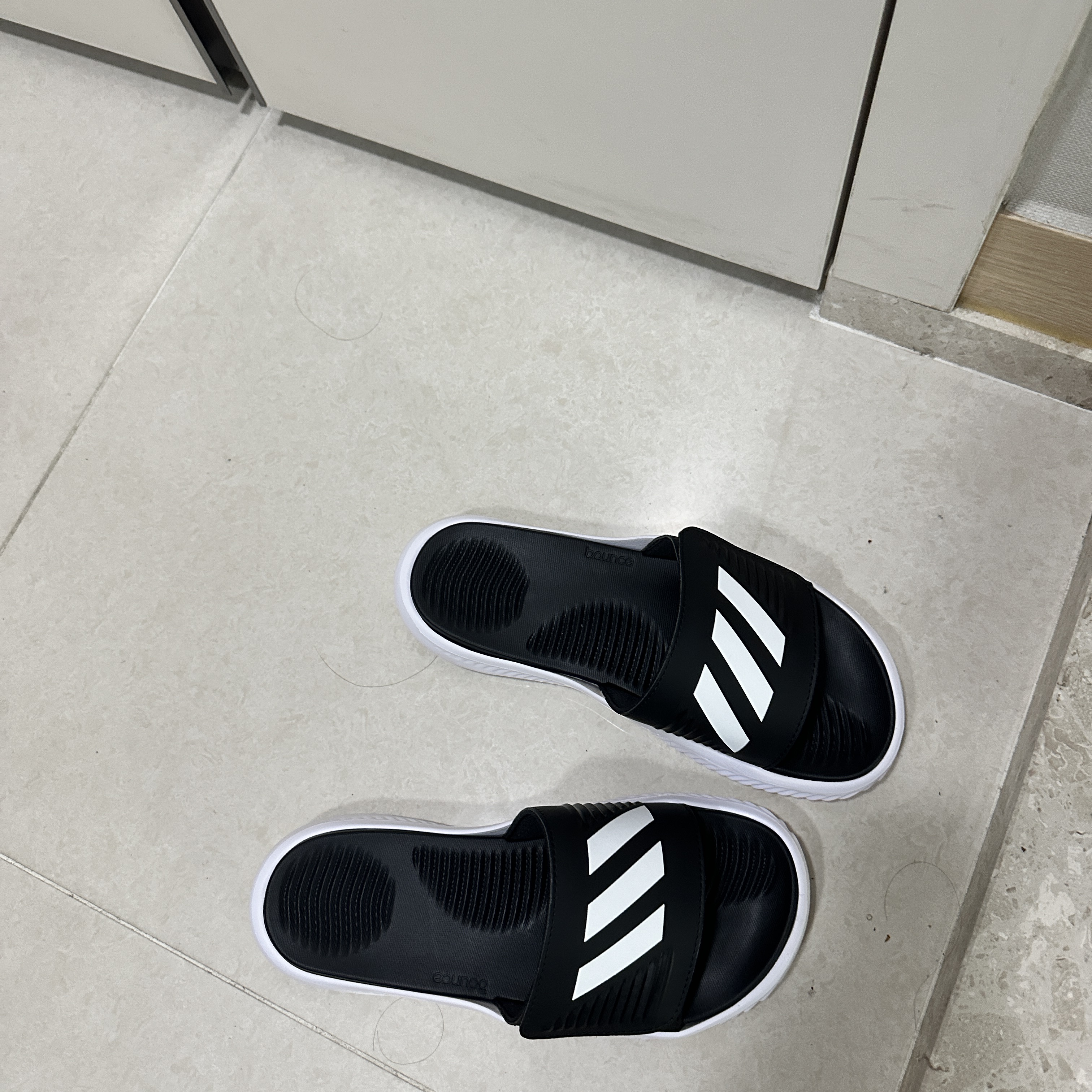 Adidas Alphabounce Slide Cloud White Core Black 착용 스타일