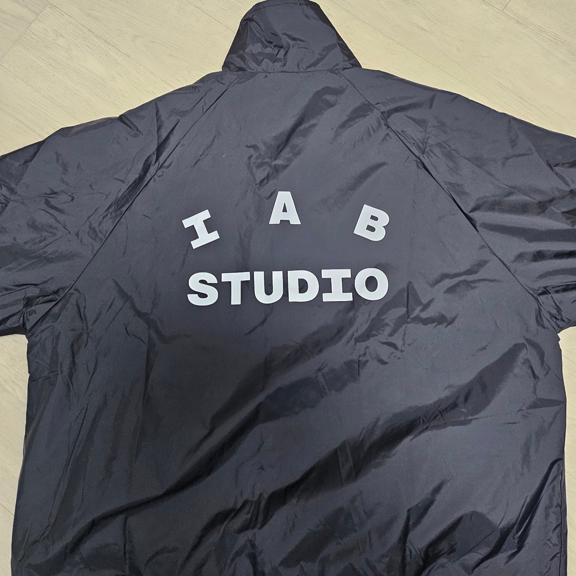 IAB Studio Coach Jacket Black 착용 스타일 - 2