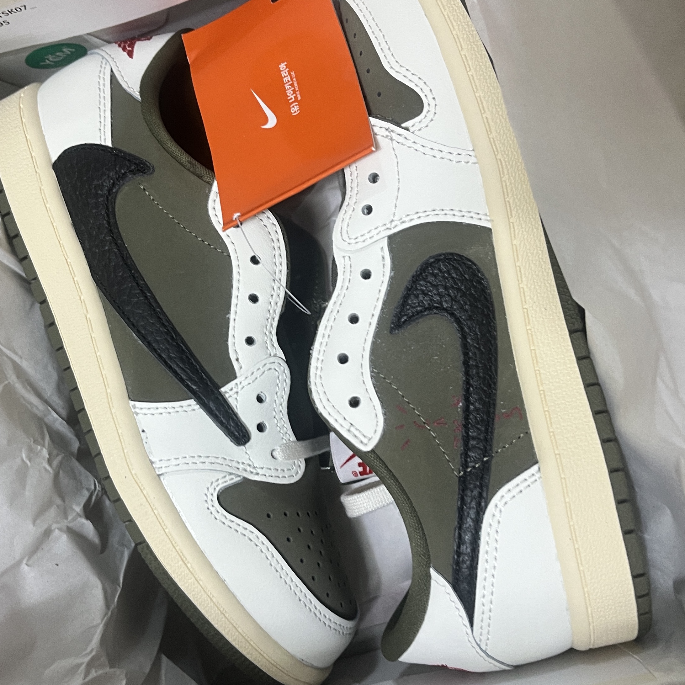 (PS) Jordan 1 x Travis Scott Retro Low OG SP Reverse Olive 착용 스타일 - 1