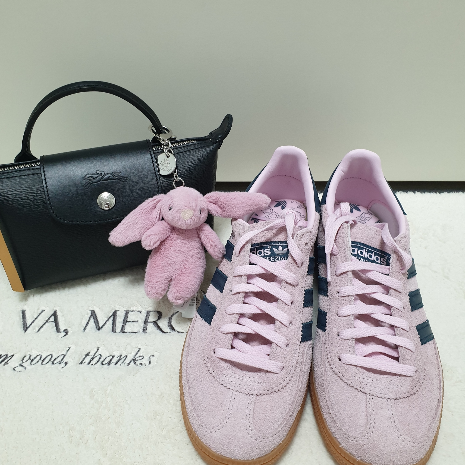 Jellycat Bashful Bunny Bag Charm Tulip 착용 스타일