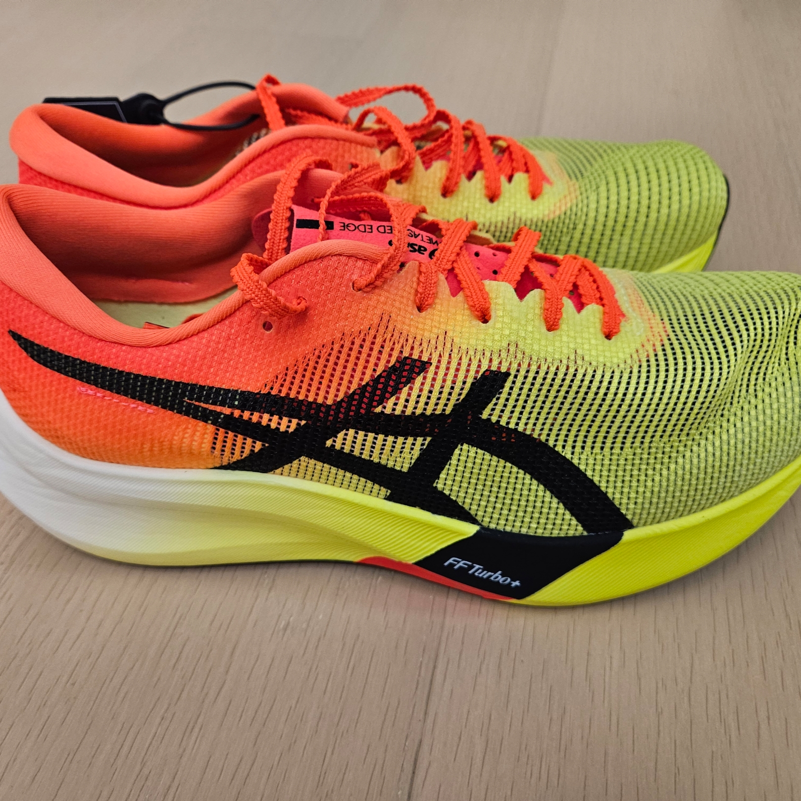 Asics Metaspeed Edge Paris Safety Yellow Black 착용 스타일