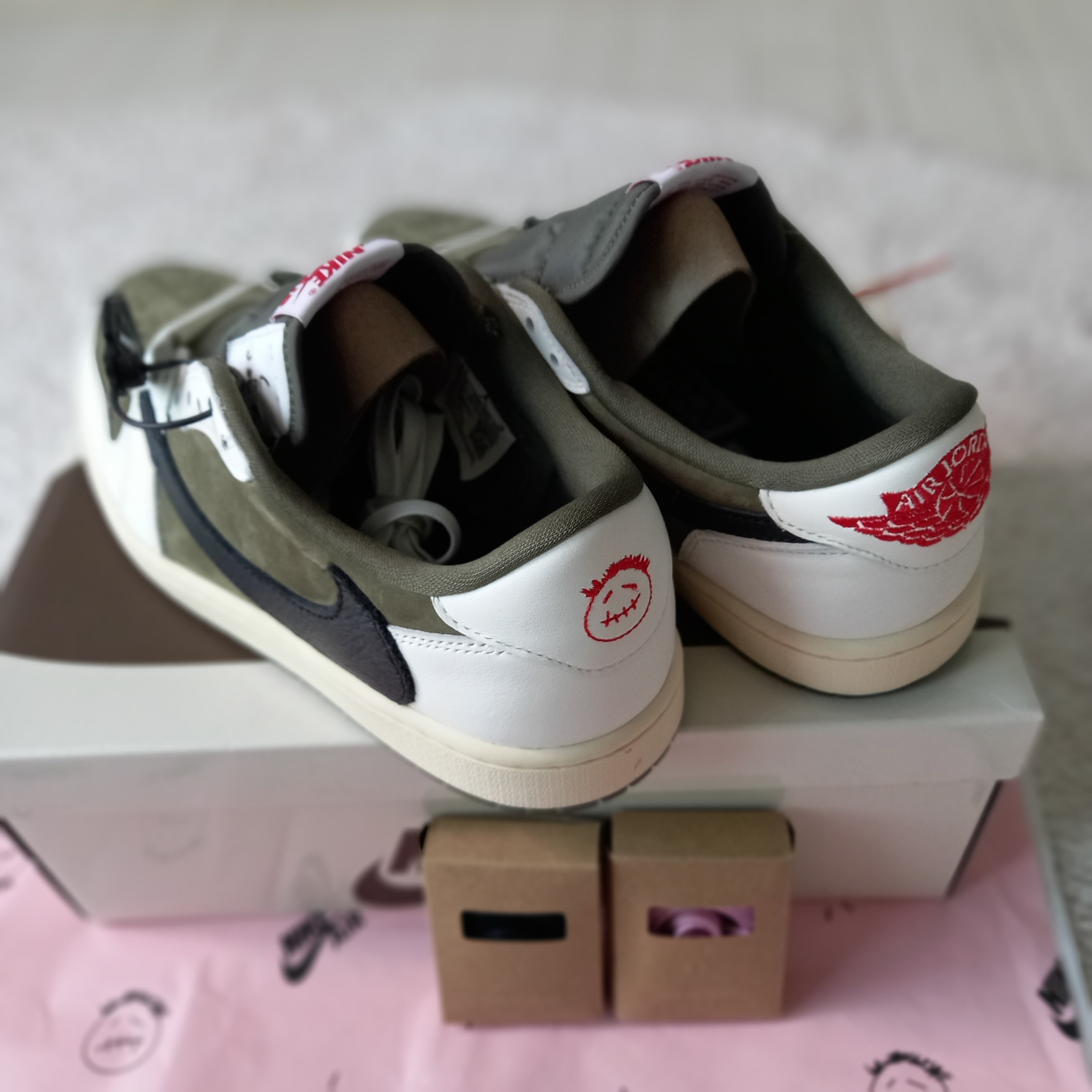 Jordan 1 x Travis Scott Retro Low OG SP Reverse Olive 착용 스타일 - 4