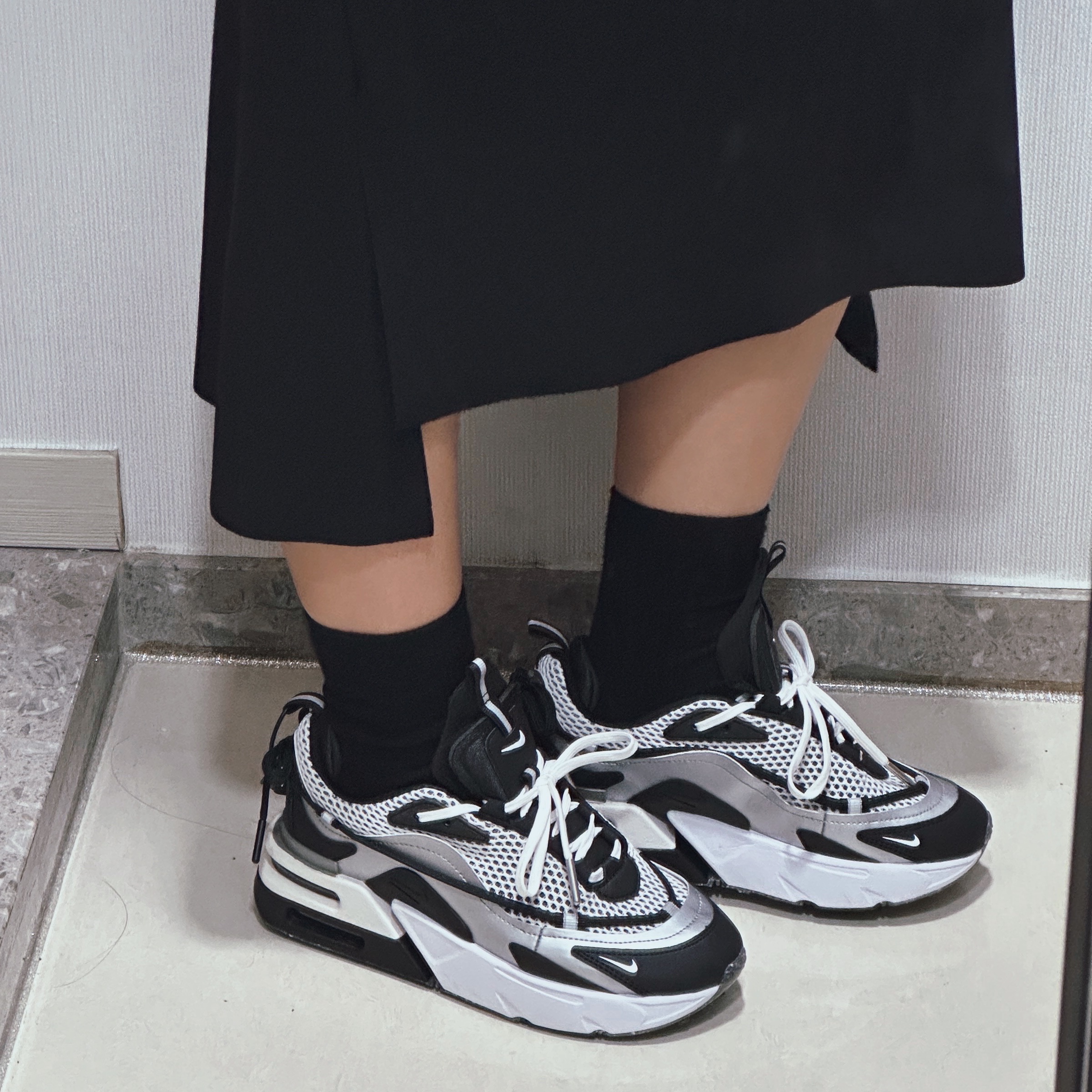 (W) Nike Air Max Furyosa Silver and Black 착용 스타일 - 2