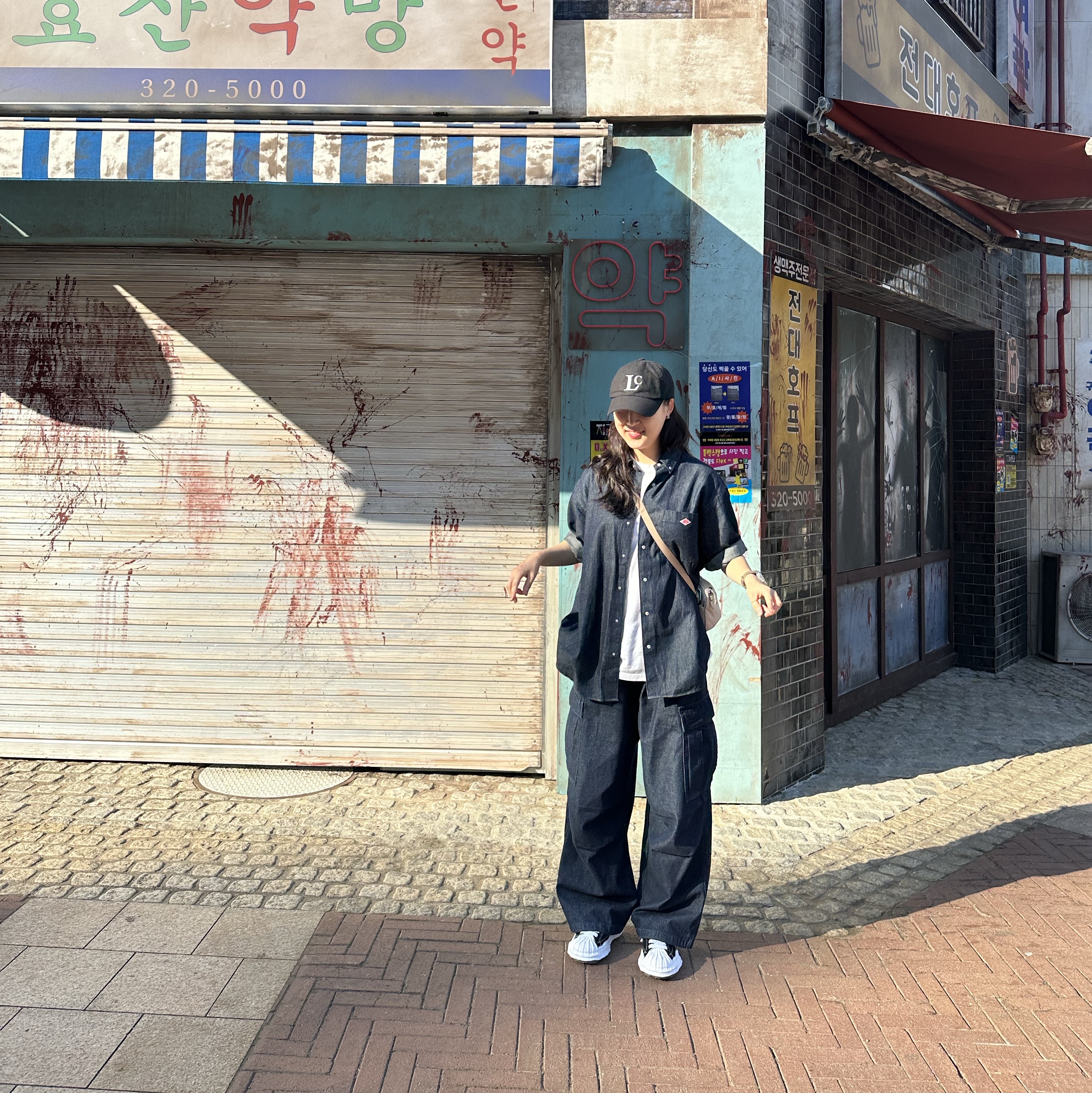 Arc'teryx Mantis 1 Waistpack Rune, Maison Mihara Yasuhiro Blakey OG Sole Canvas Low-top Sneakers Black White 착용 스타일 - 1