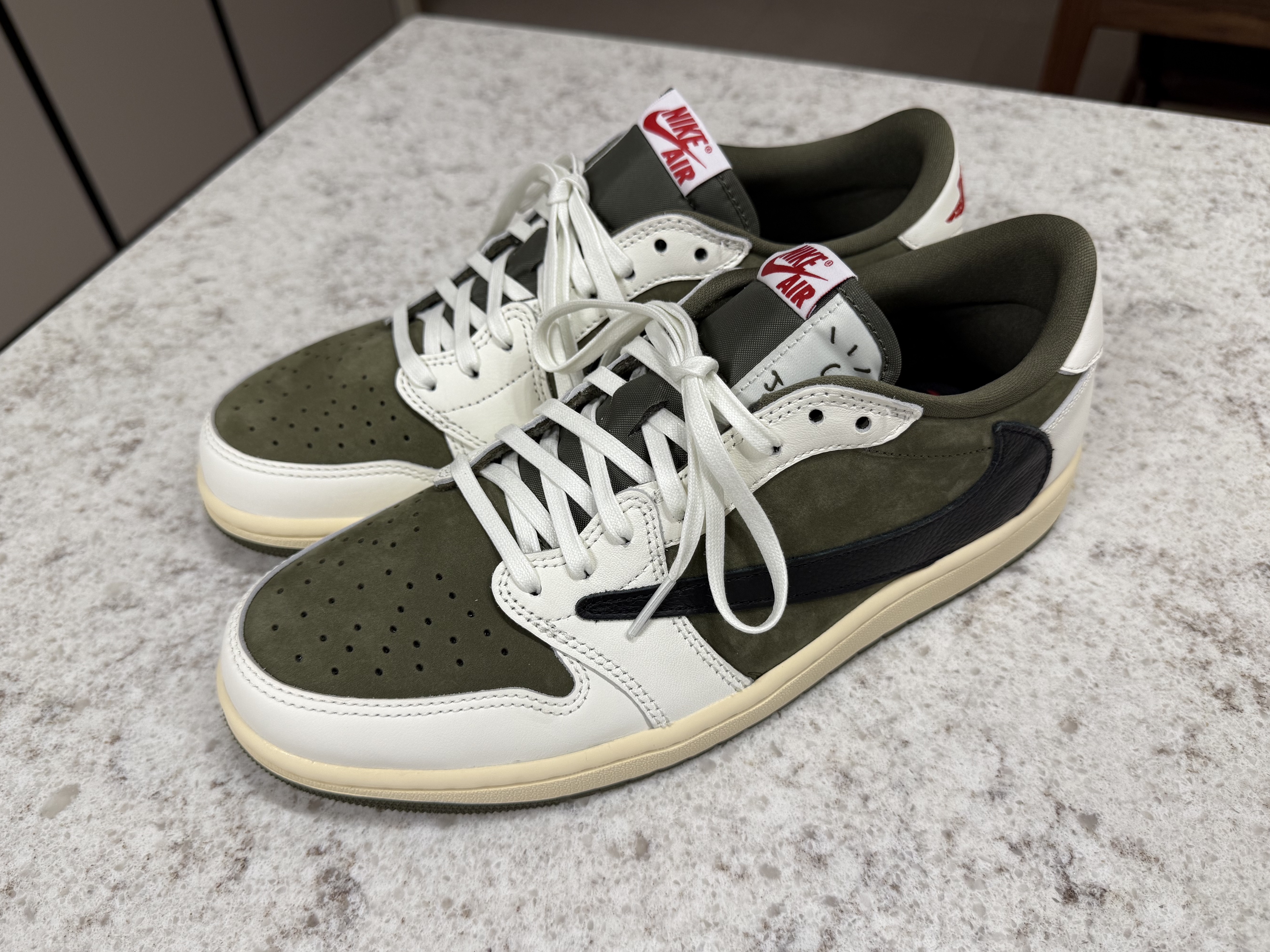 Jordan 1 x Travis Scott Retro Low OG SP Reverse Olive, Jordan x Travis Scott Cushioned Crew Socks Black 착용 스타일 - 2