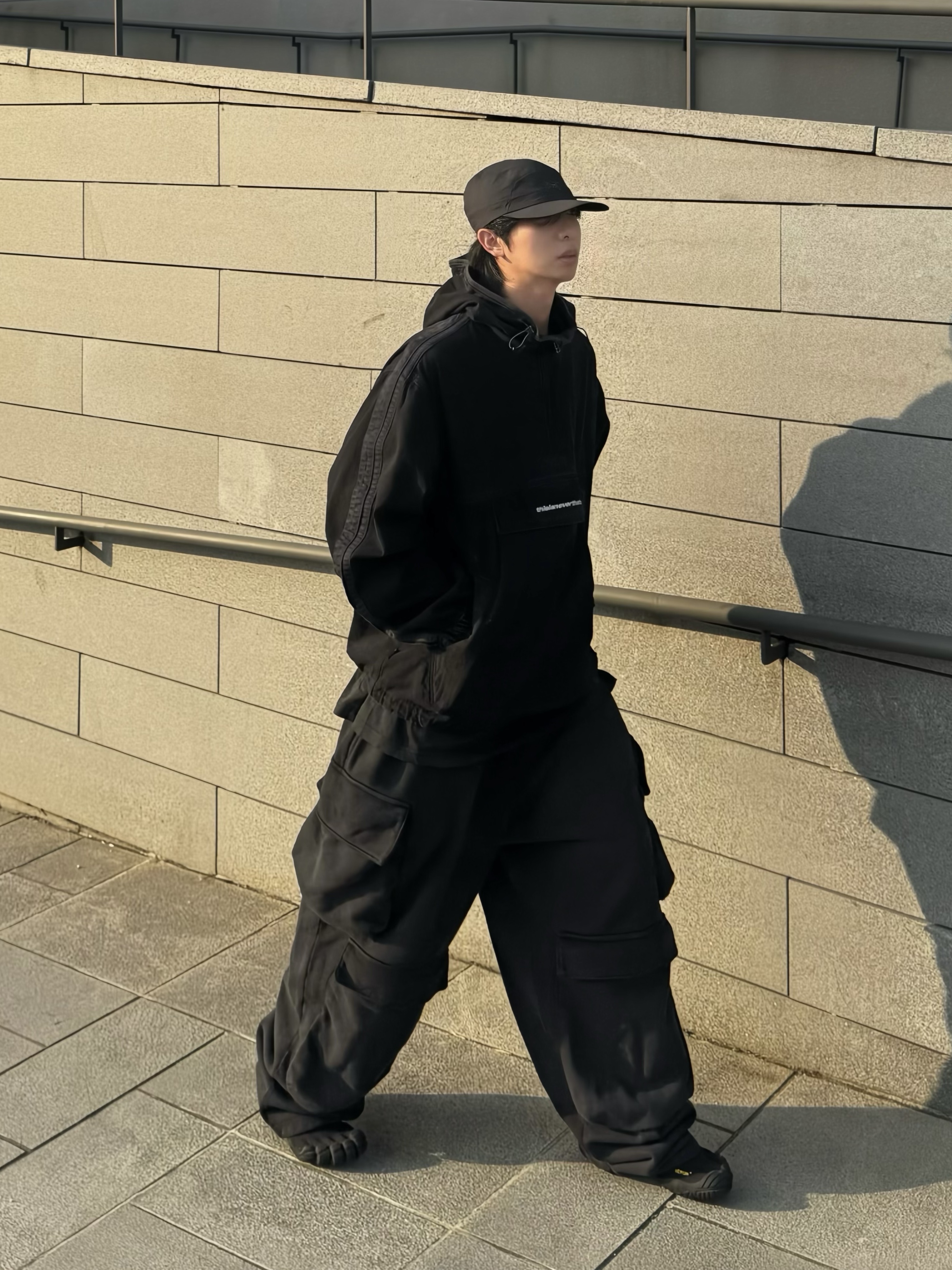 Arc'teryx Norvan Regular Brim Hat Black, Balenciaga Toe Lace-Up Vibram Sneakers Black 착용 스타일 - 1