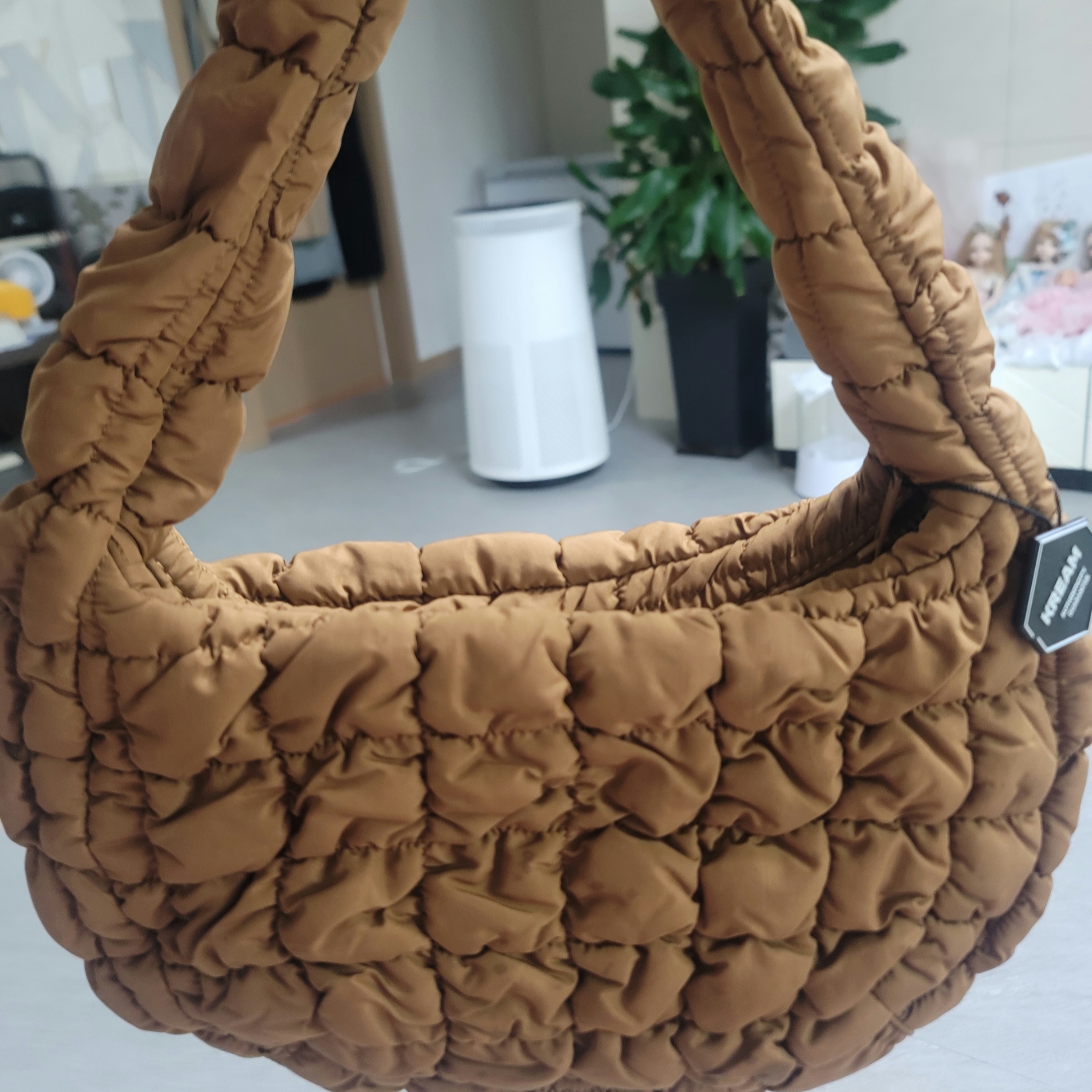 COS Quilted Mini Bag Brown 착용 스타일 - 2