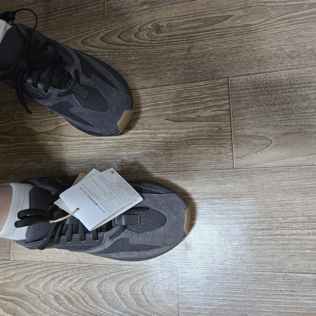 Adidas Yeezy Boost 700 Utility Black 2023 착용 스타일 - 1