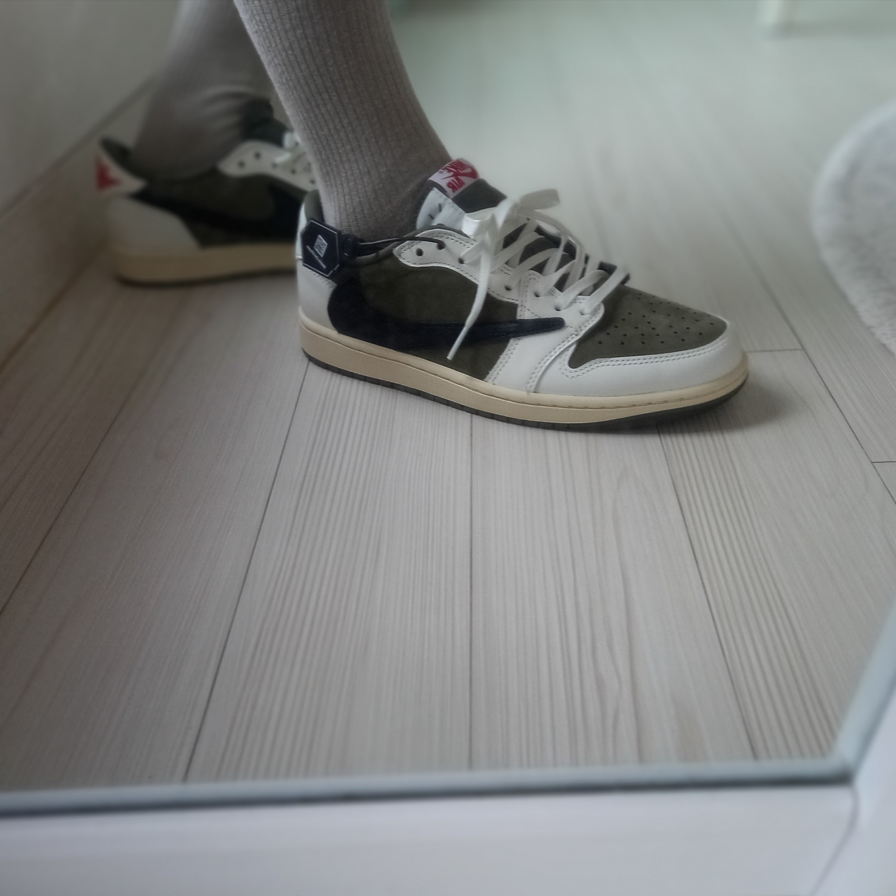 Jordan 1 x Travis Scott Retro Low OG SP Reverse Olive 착용 스타일 - 7