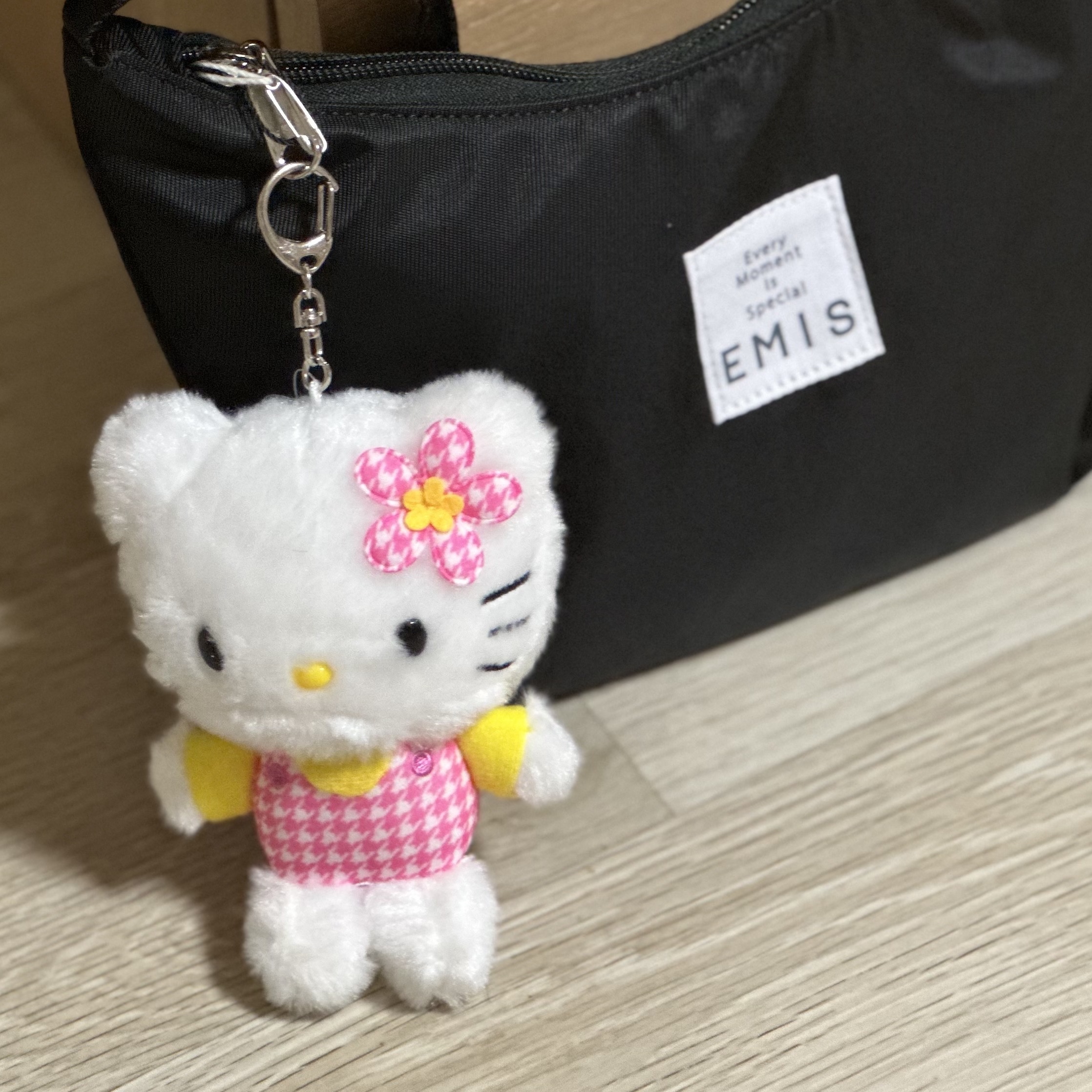Sanrio Hello Kitty Floral Houndstooth Series Plush Mascot Keychain, Emis Emis Hobo Bag Black 착용 스타일