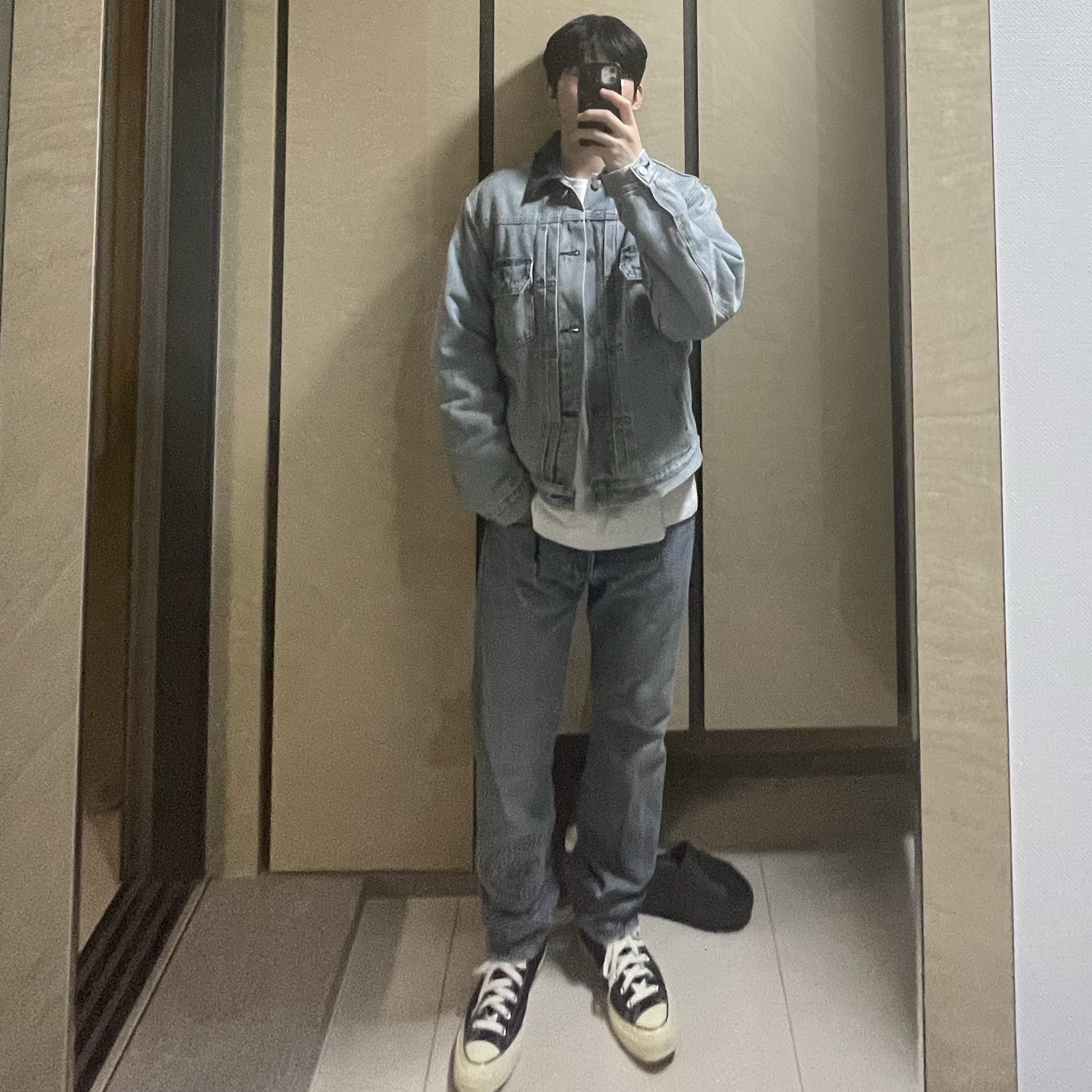 Stussy x Levi's Embossed Trucker Jacket Indigo 착용 스타일