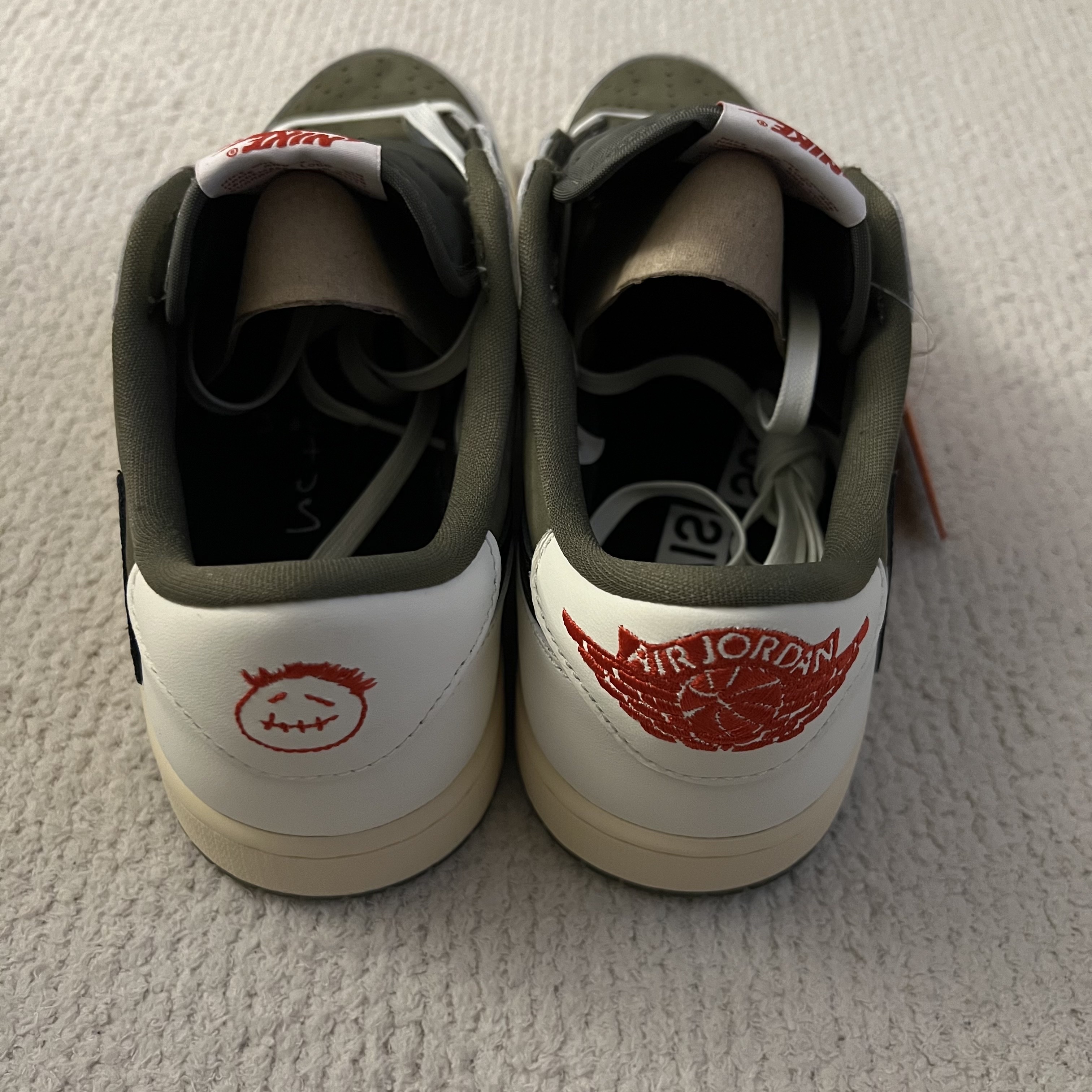 Jordan 1 x Travis Scott Retro Low OG SP Reverse Olive 착용 스타일 - 5