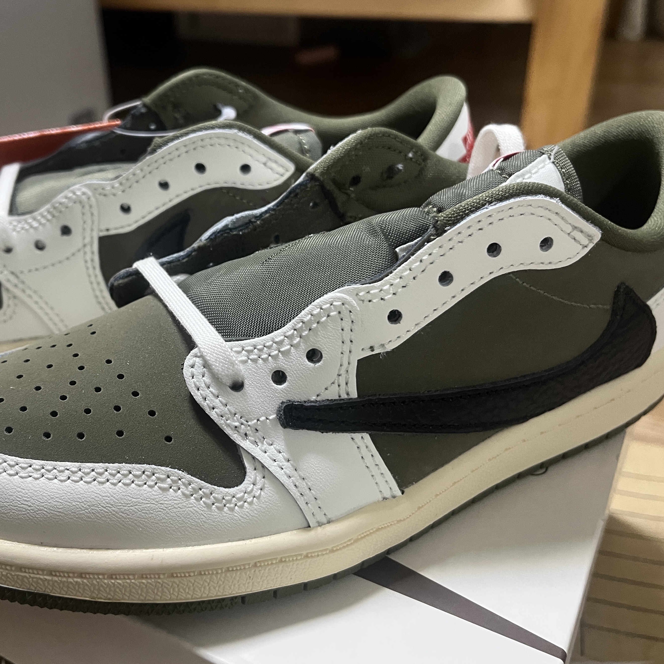 (PS) Jordan 1 x Travis Scott Retro Low OG SP Reverse Olive 착용 스타일 - 2