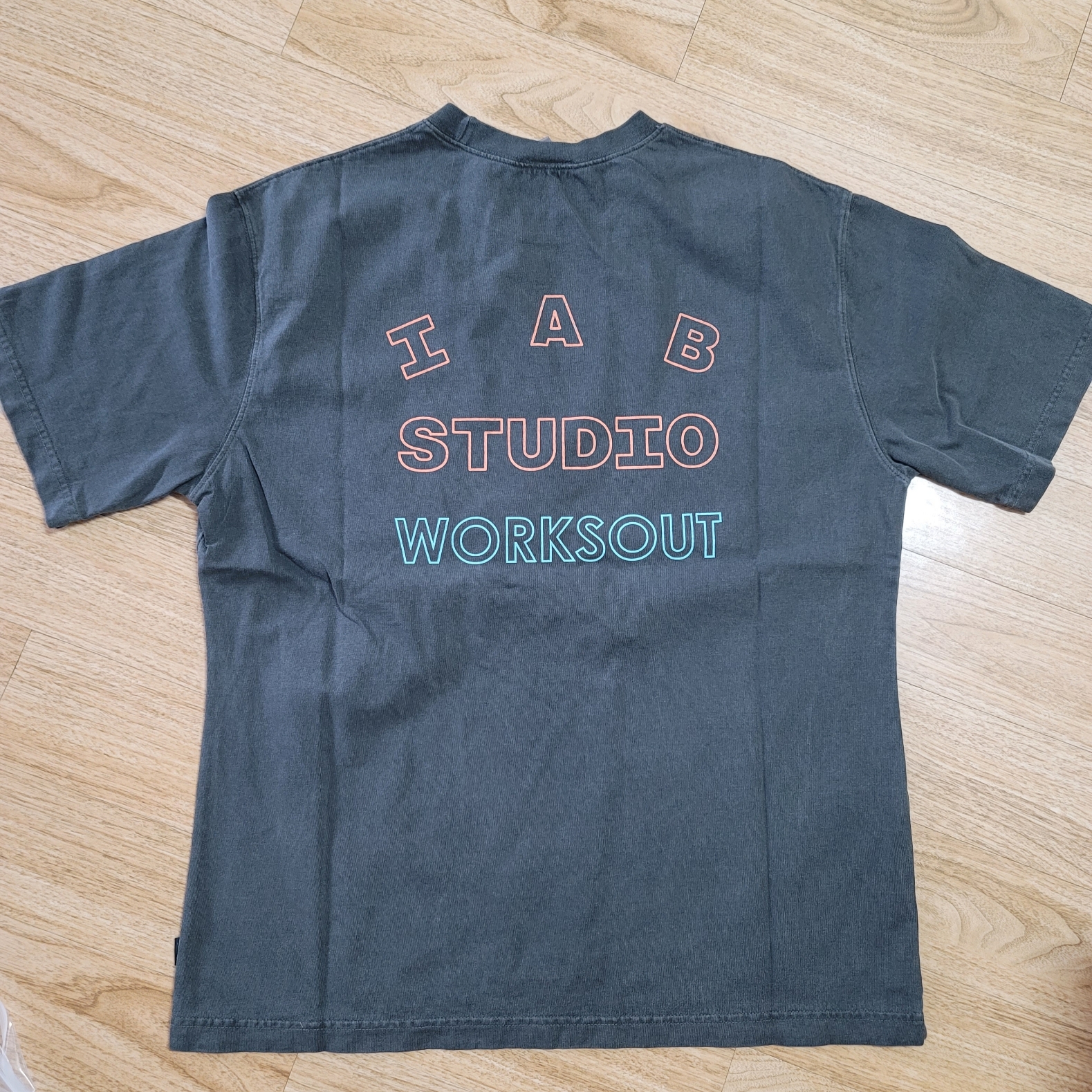 IAB Studio Pigment T-Shirt Charcoal for Worksout 착용 스타일 - 1