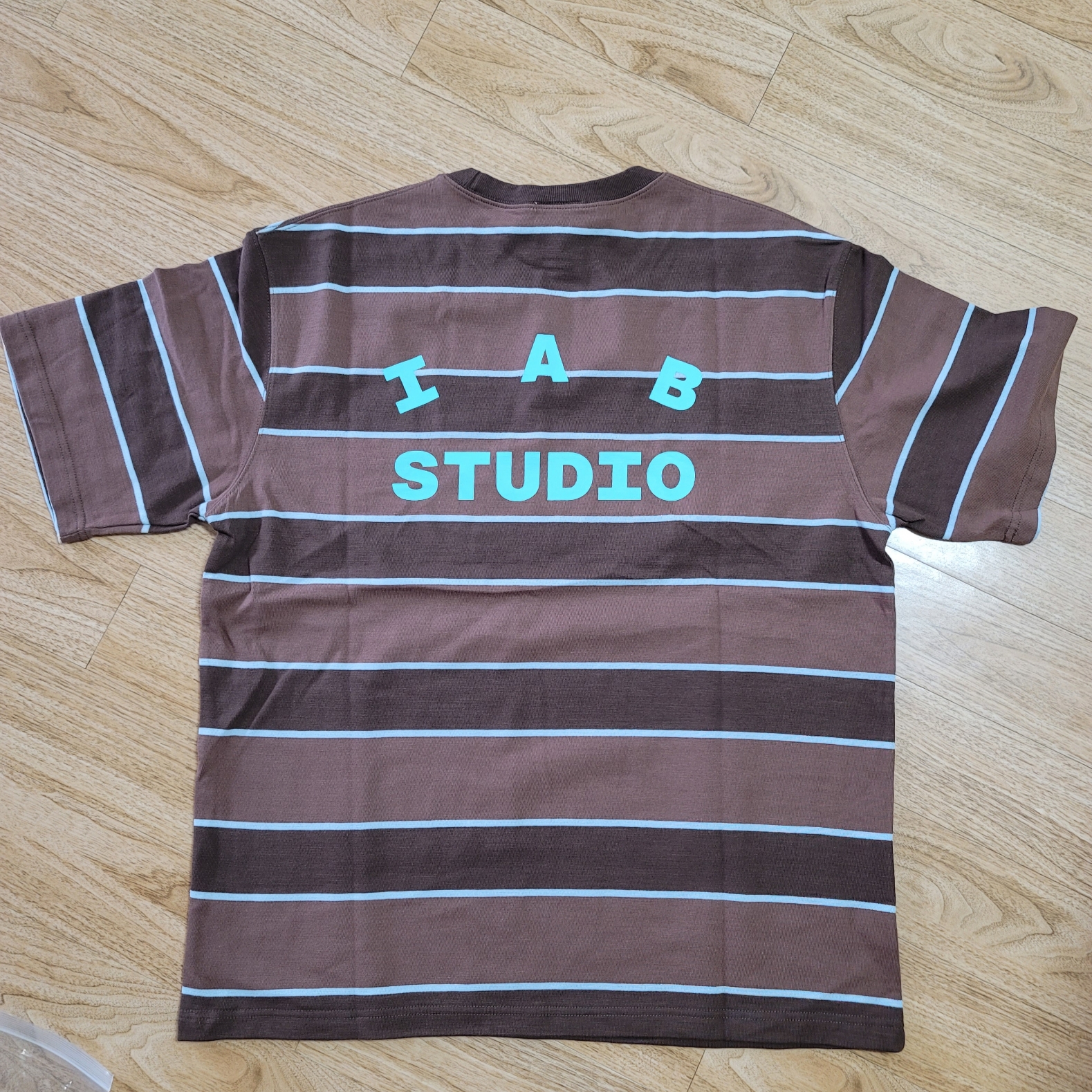 IAB Studio Striped T-Shirt Brown 착용 스타일 - 2