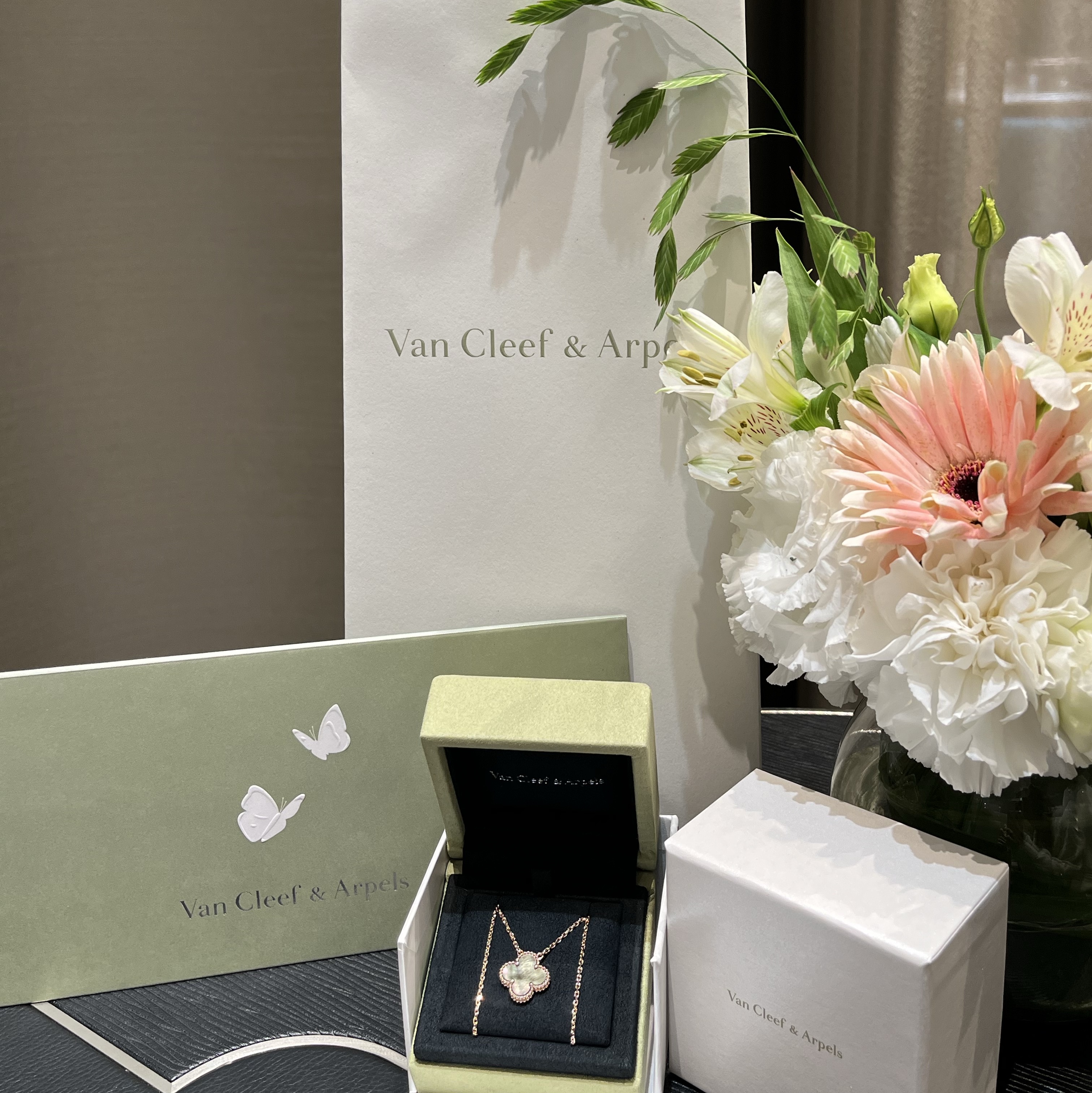 (W) Van Cleef & Arpels Magic Alhambra Long Necklace Rose Gold Mother of Pearl 착용 스타일