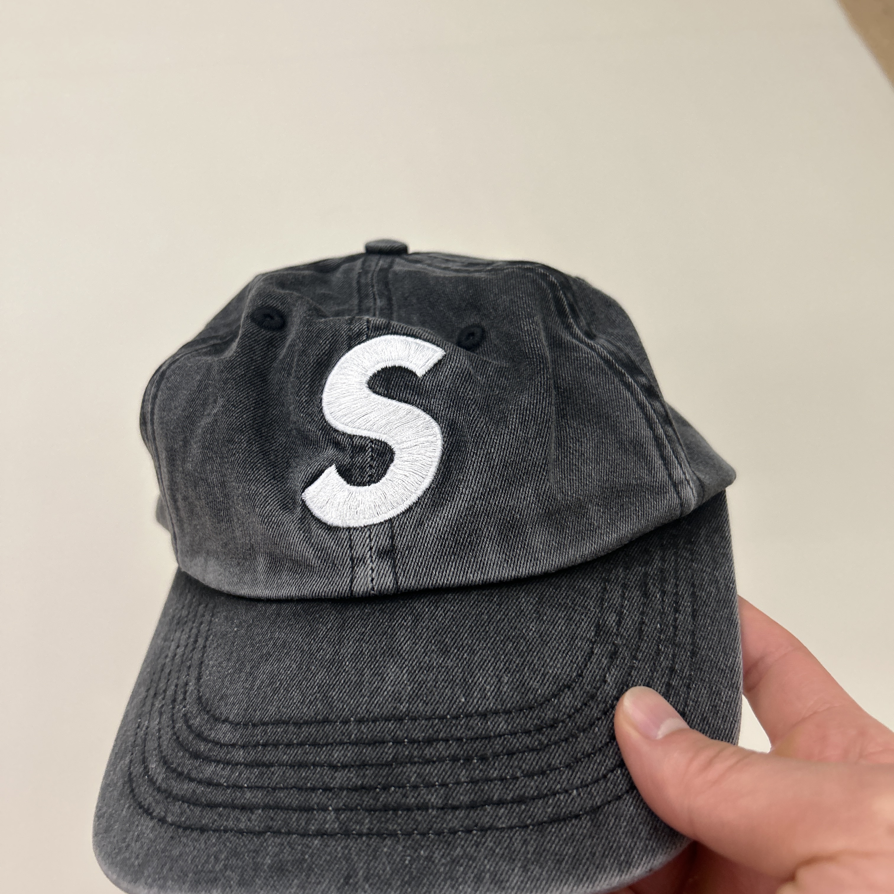 Supreme Pigment Print S Logo 6-Panel Black - 22FW 착용 스타일
